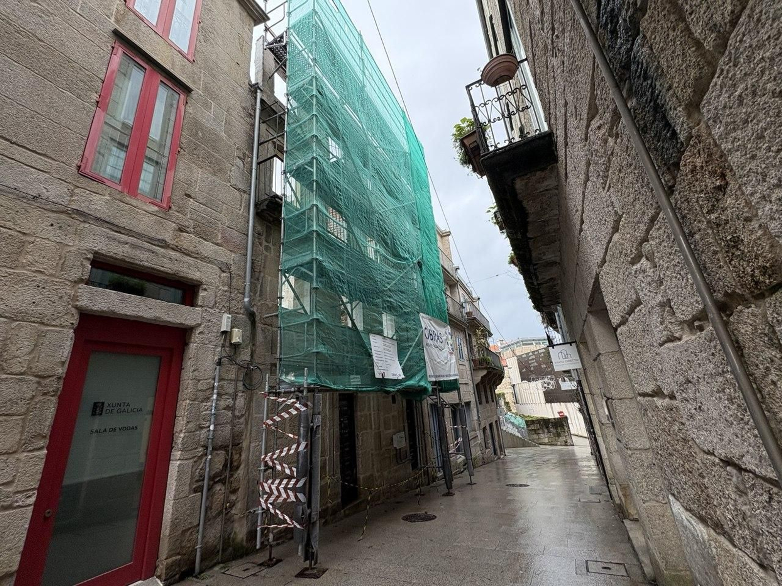 Imagen actual del estado de las obras en el antiguo Bohemia, con la fachada de piedra en pie y el interior en vías de construcción.