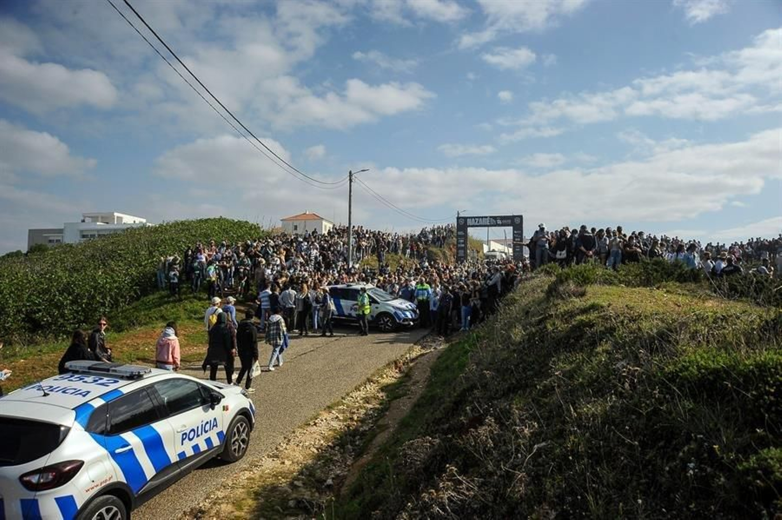 Miles de personas observan las olas gigantes en Nazaré.// EFE/ Carlos Barroso