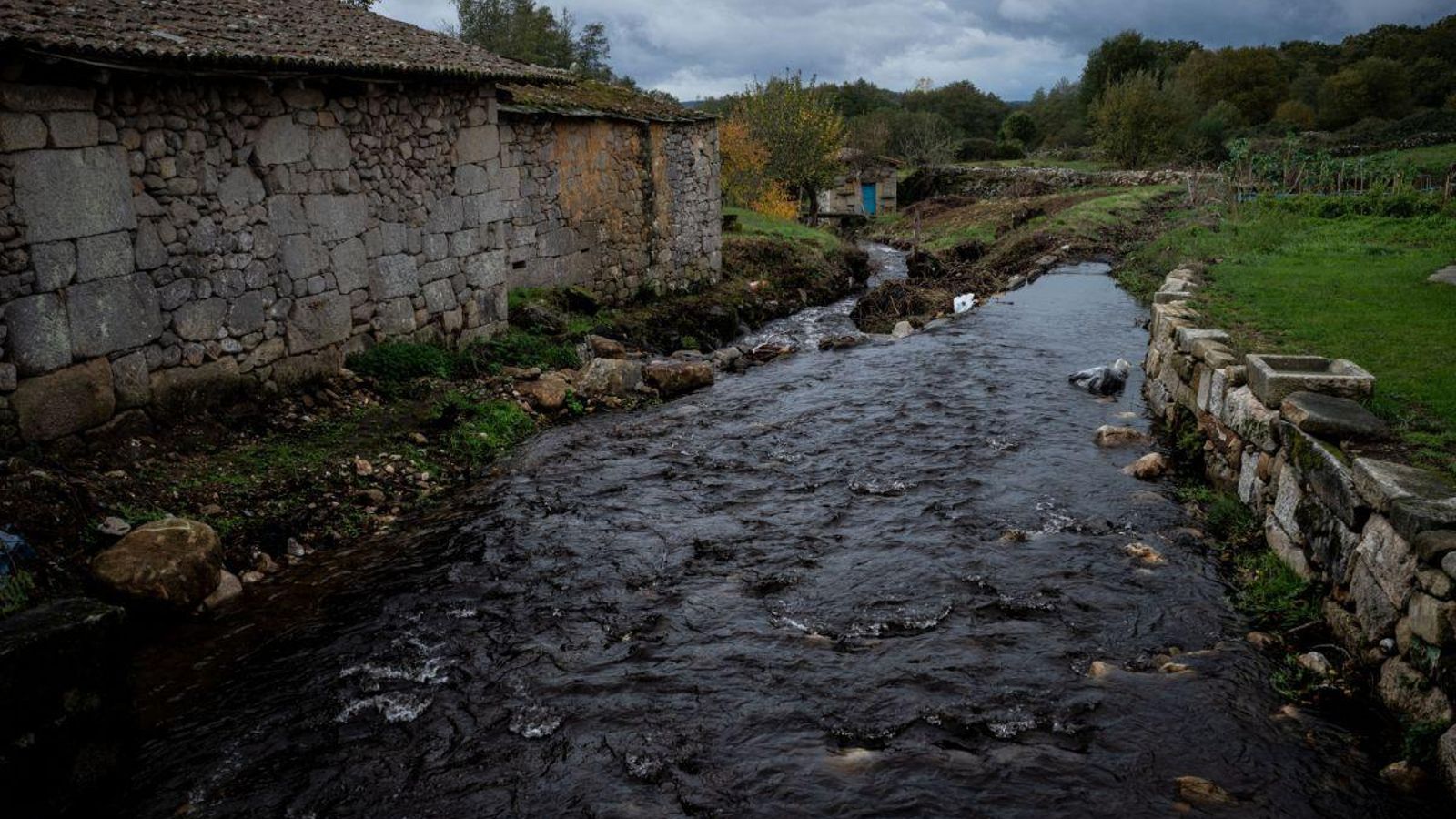 El agua negra a su paso por Xinzo da Costa.