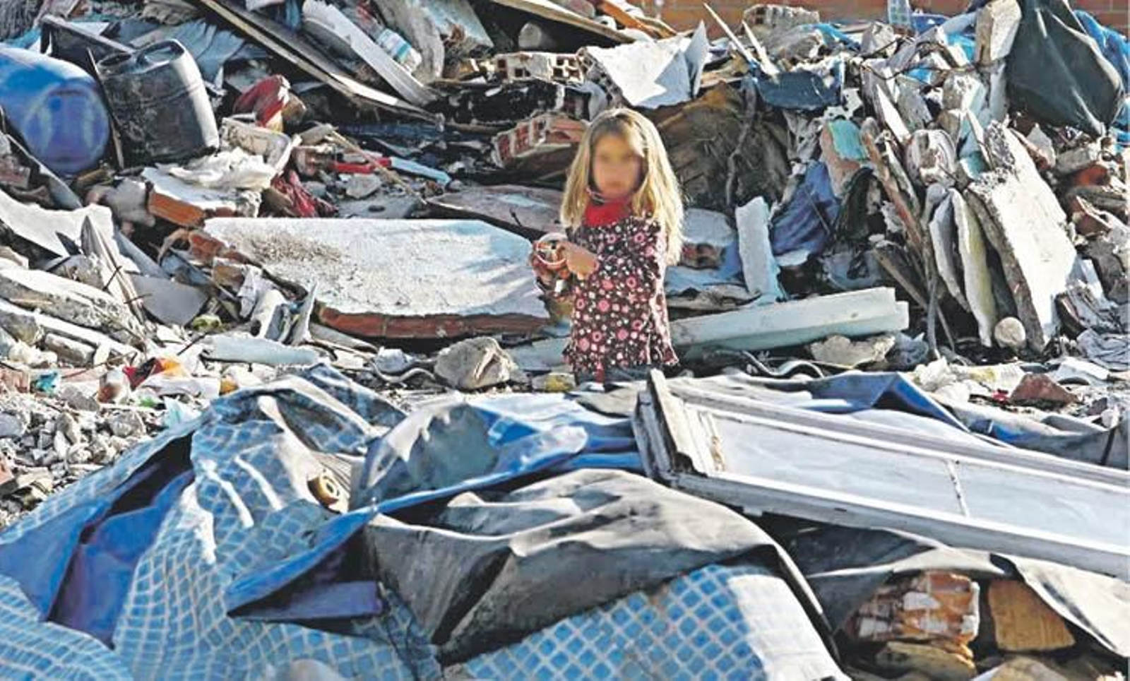 Una niña entre los escombros de un poblado chabolista de Madrid.