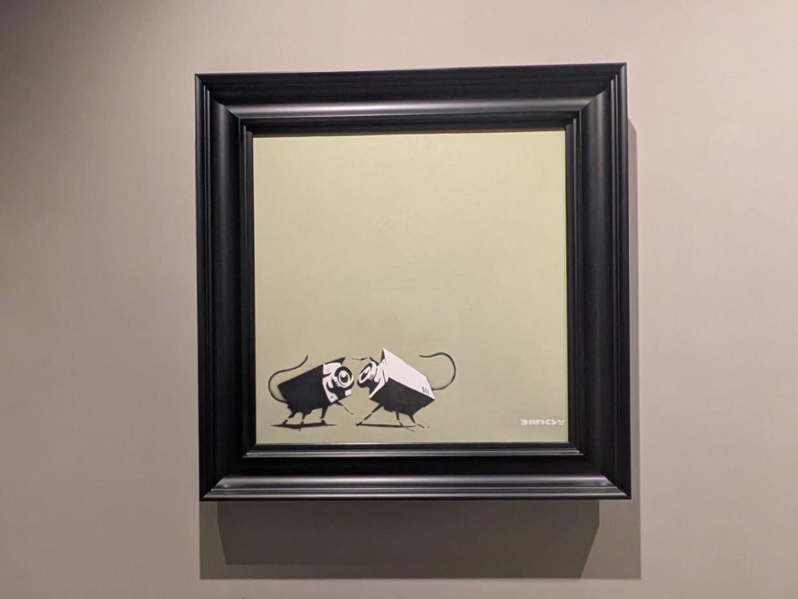 La imagen muestra la obra de arte titulada "CCTV Scorpions" del artista Banksy.