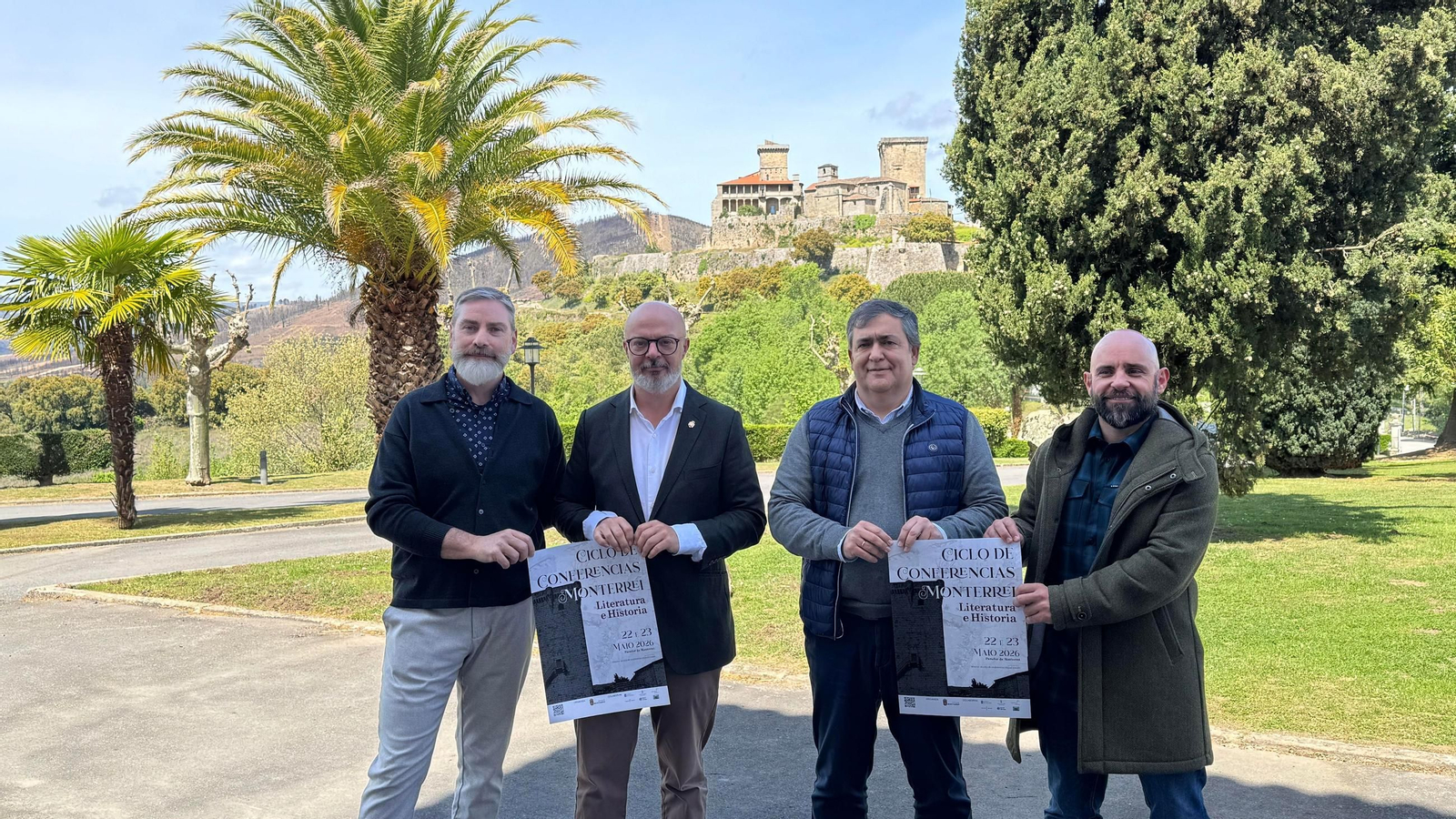 Miguel Losada, José María Lago, José Luis Suárez y Marcos Vázquez, este jueves en el Parador, con el Castillo de fondo.