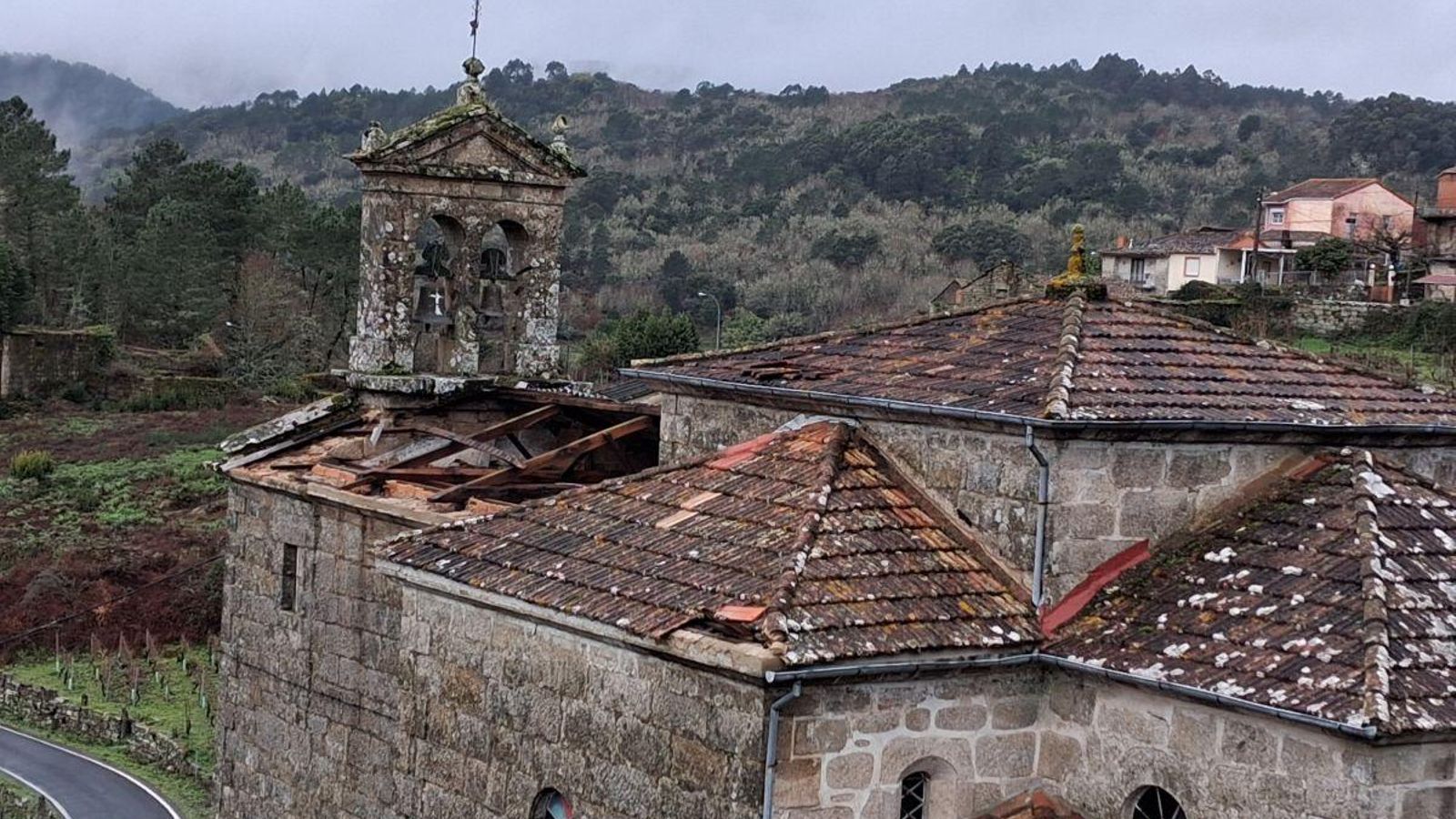 Vista de la parte del tejado de la iglesia que salió volando por el temporal.