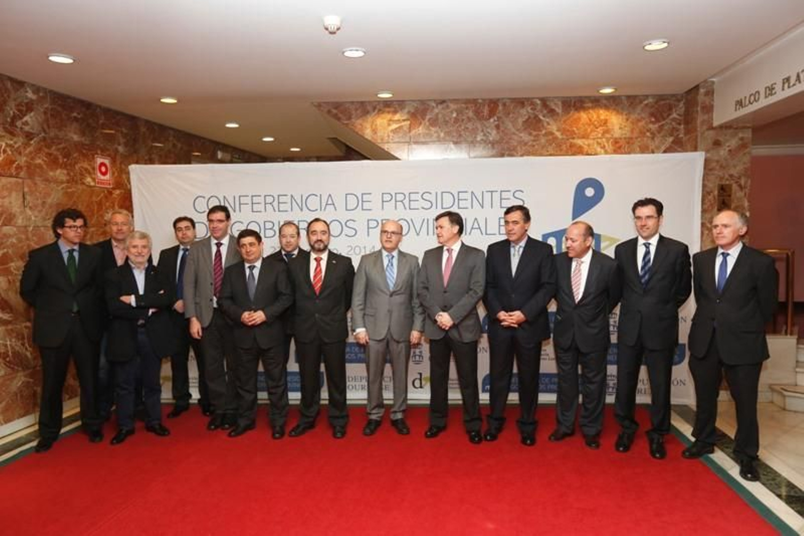 Manuel Baltar (centro) y Rosendo Fernández (tercero por la izquierda) posaron con los participantes, en la jornada de clausura.