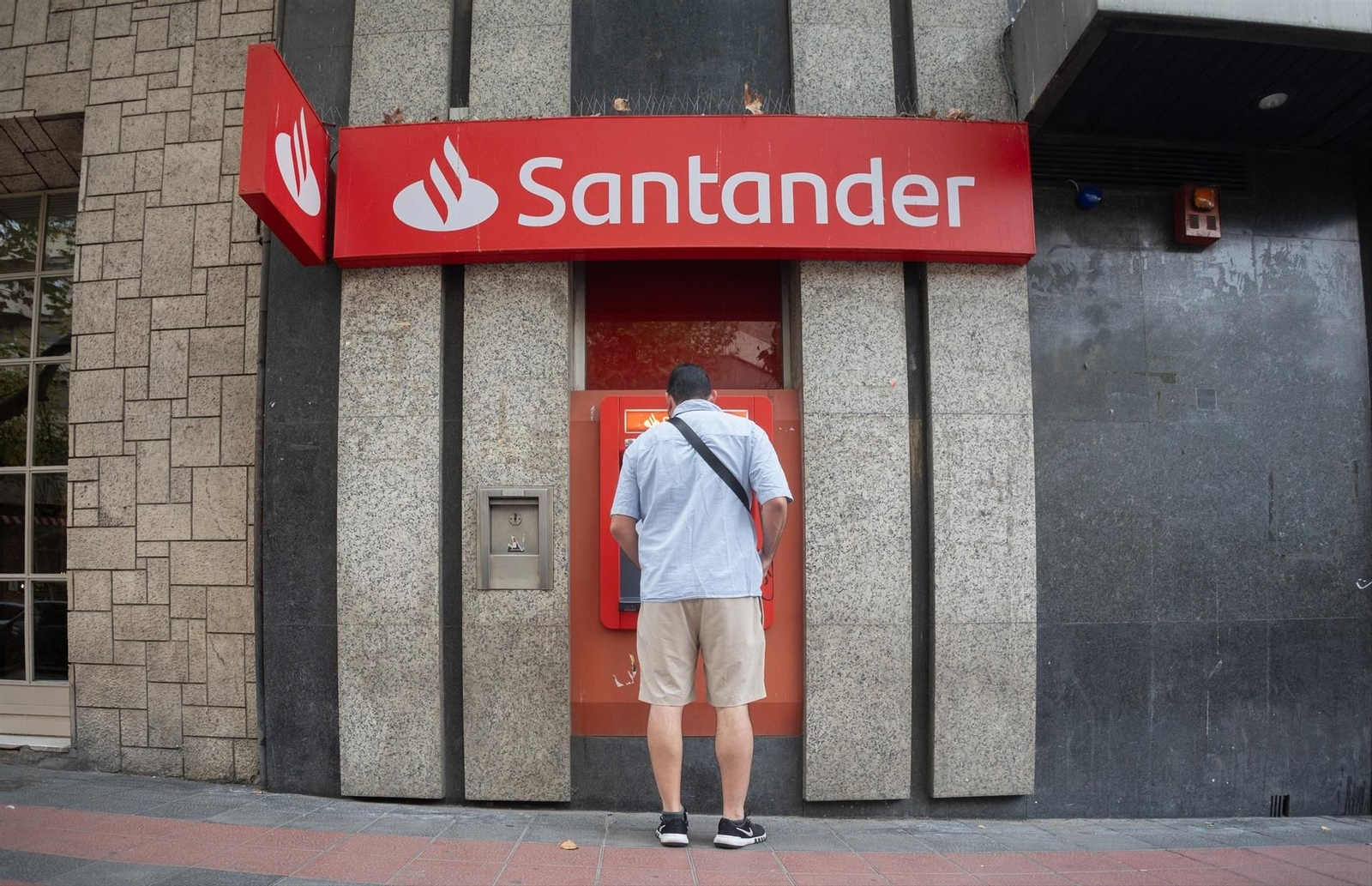 Fachada de una sucursal del banco Santander.