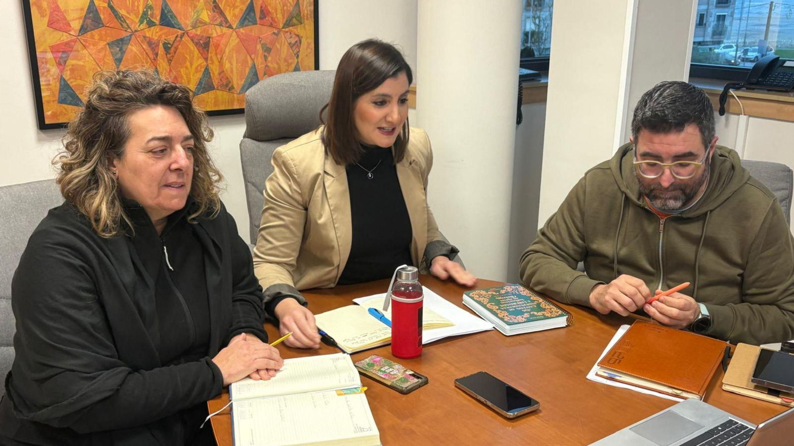 La alcaldesa, en el centro, con los ediles Xosé Daniel Costas y María Ortega.