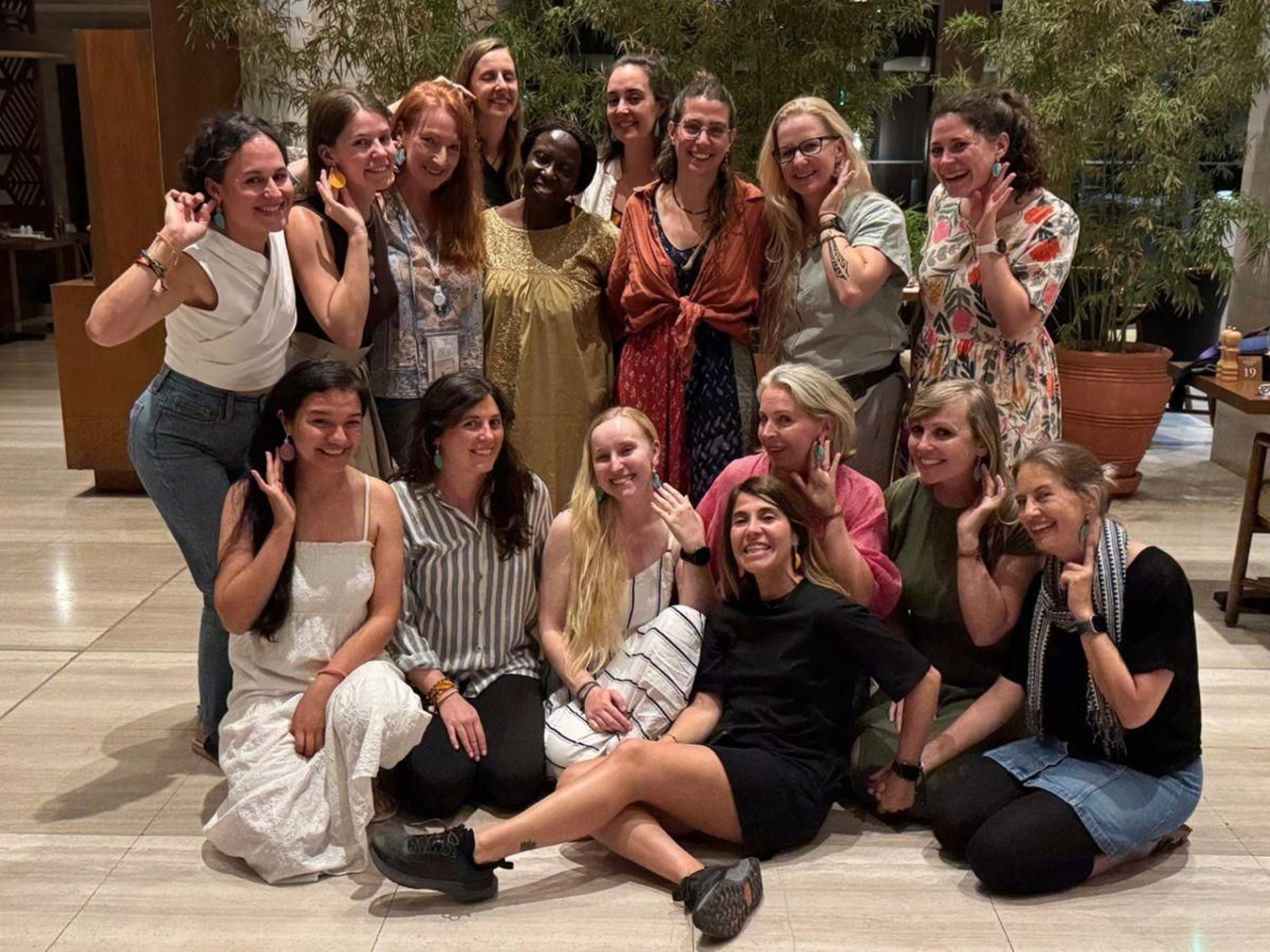 Beatriz con un grupo de participantes a las que hizo unos pendientes.