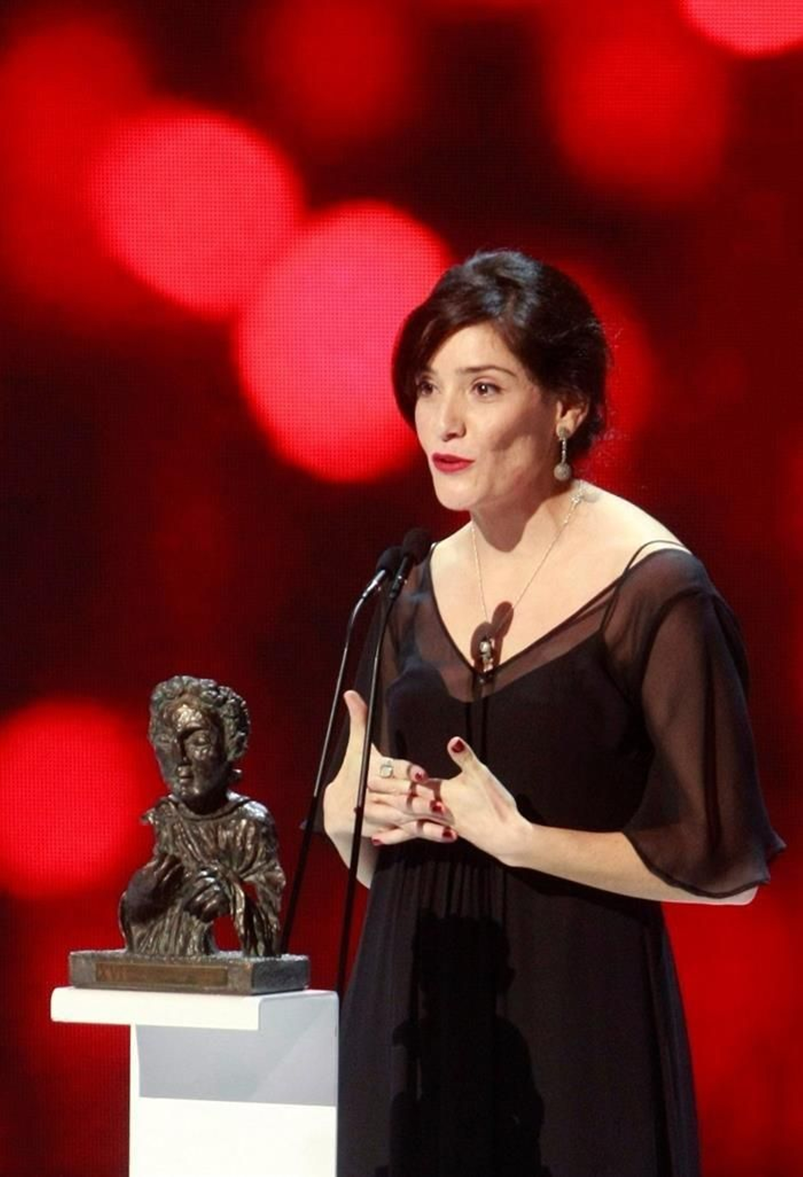 Melania Cruz recibe el premio a la mejor actriz protagonista.