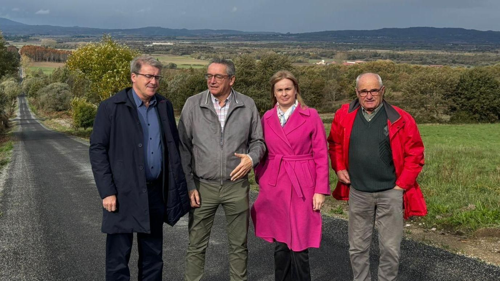 O delegado da Xunta, Manuel Pardo, xunto ao alcalde, Gumersindo Lamas, e concelleiros de Sarreaus.