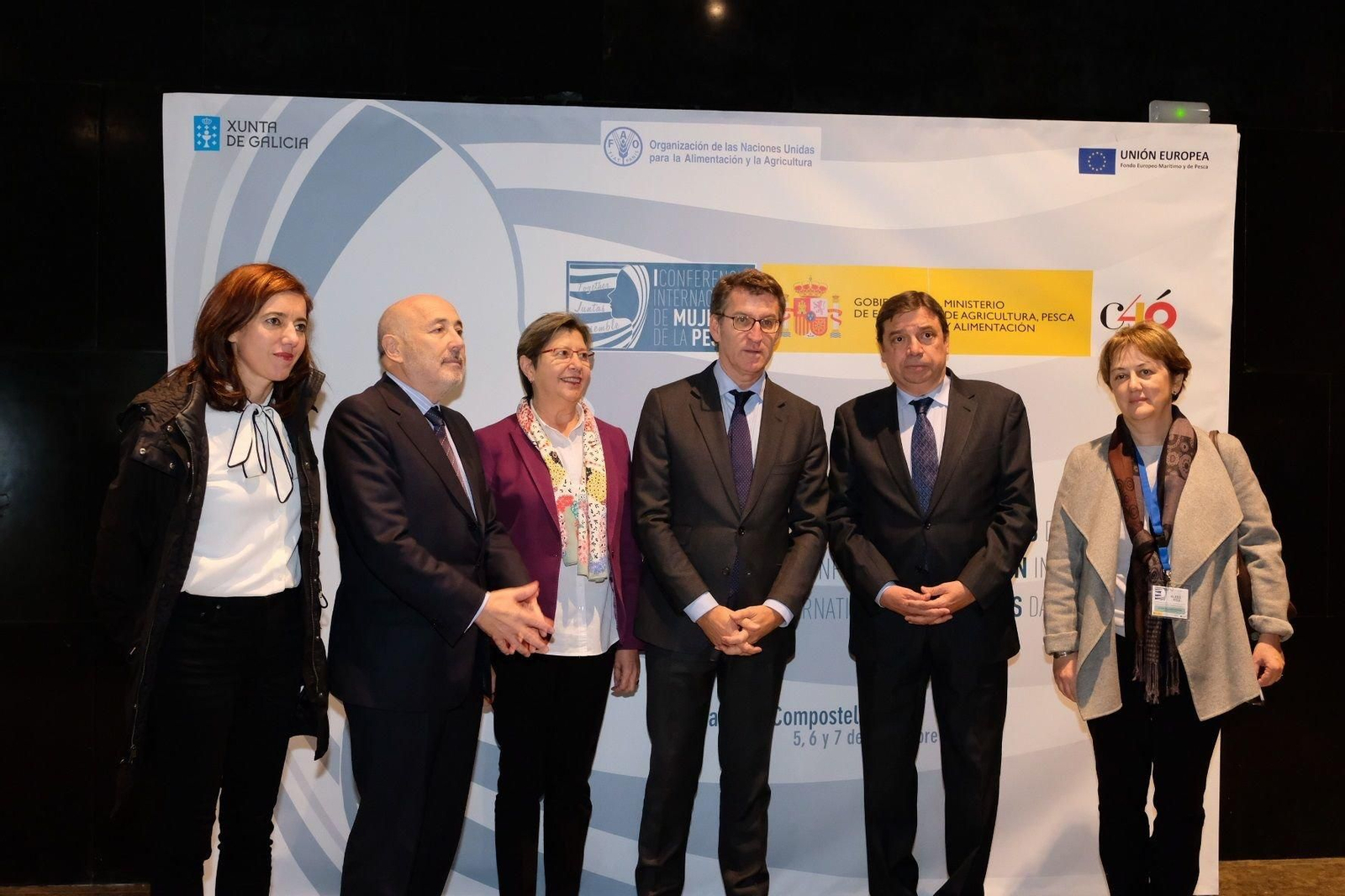 Ministro de Pesca y presidente de la Xunta con delegado del Gobierno, conselleira, secretaria de Pesca y concejala.