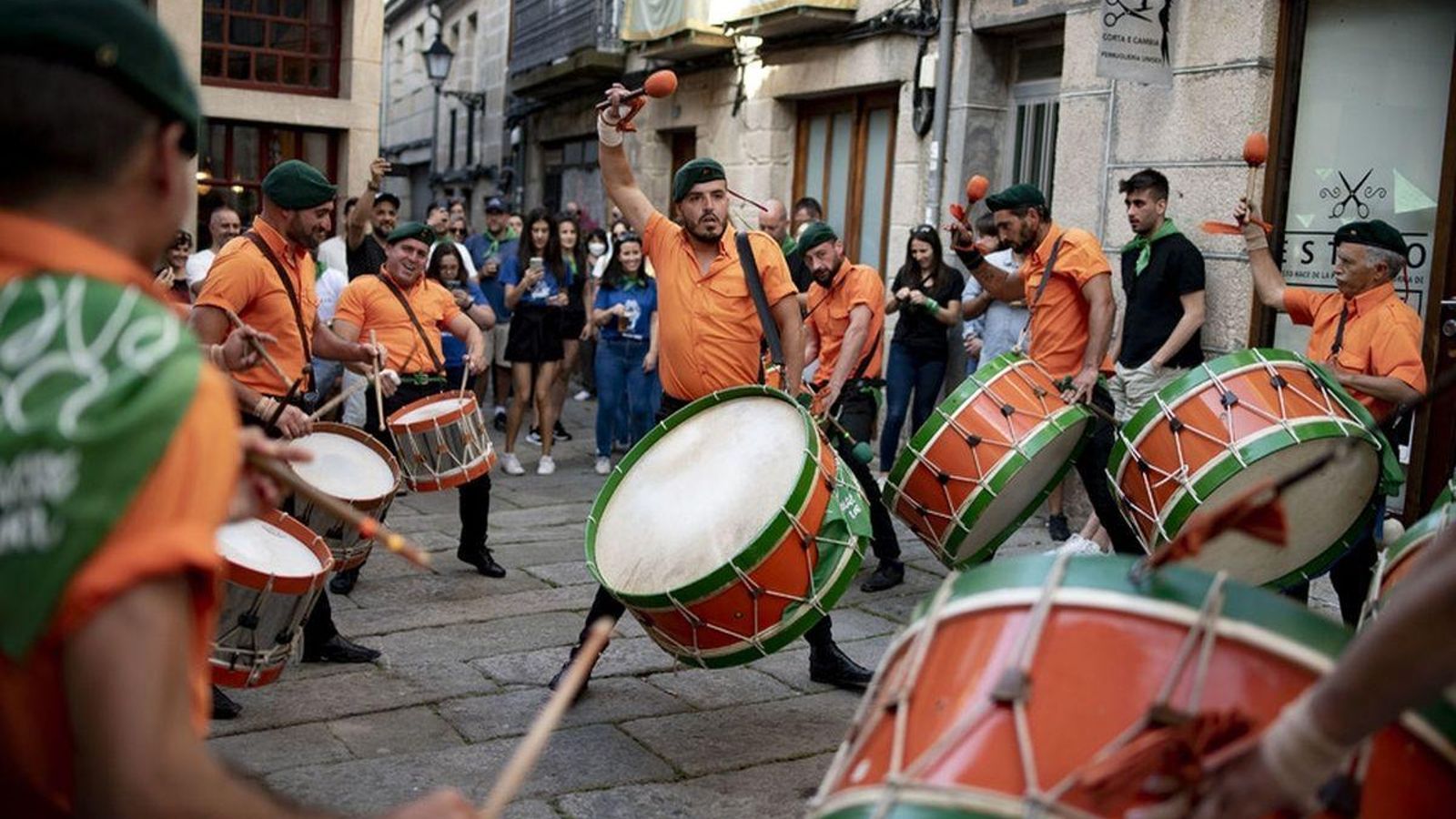 Treboada dos Zes Pereiras na Festa do Boi de 2022 na Praza dos Mesóns.