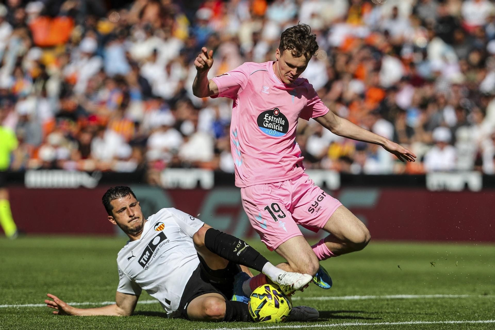 Swedberg pelea por el balón.