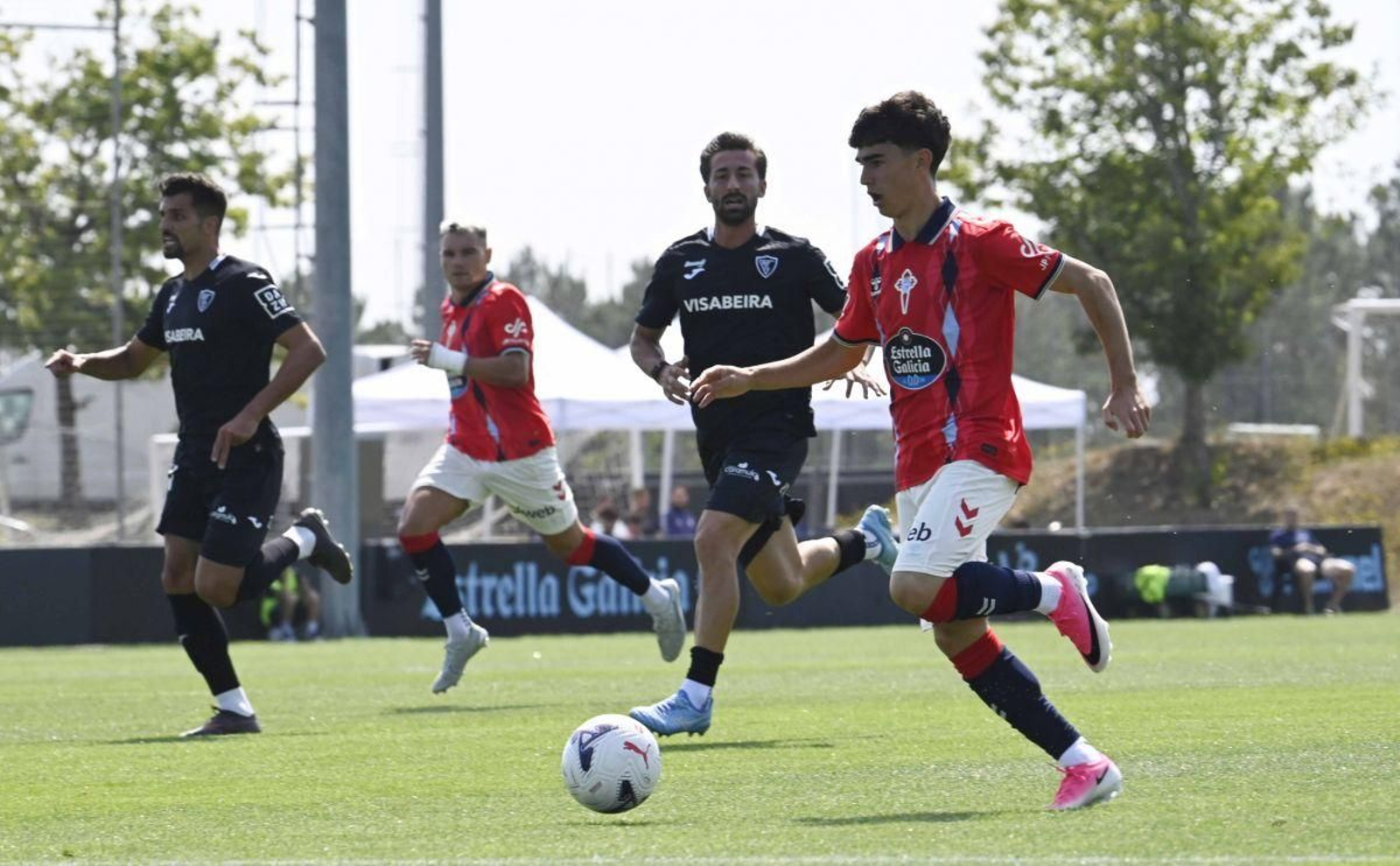 Ángel Arcos cabalga hacia la portería rival pero ayer no estuvo afortunado cerca ni dentro del área rival.