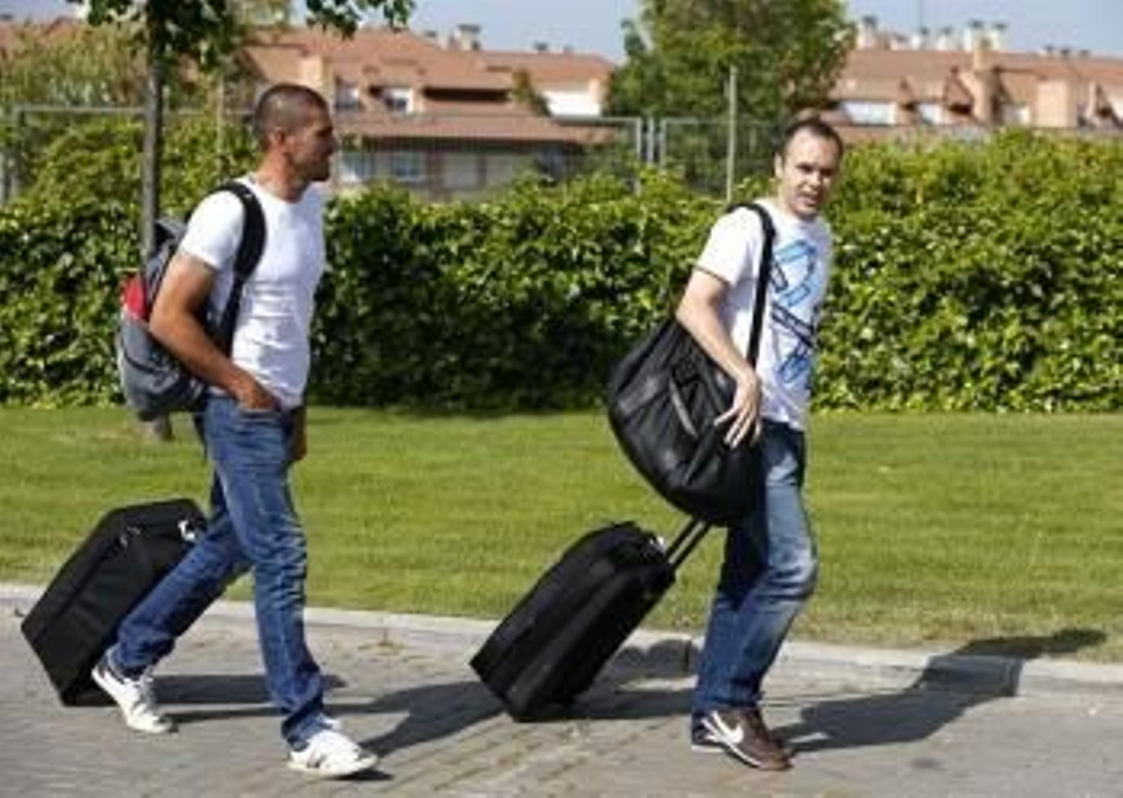 El guardameta Víctor Valdés y el centrocampista Andrés Iniesta (d). Foto: EFE/Juan Carlos Hidalgo