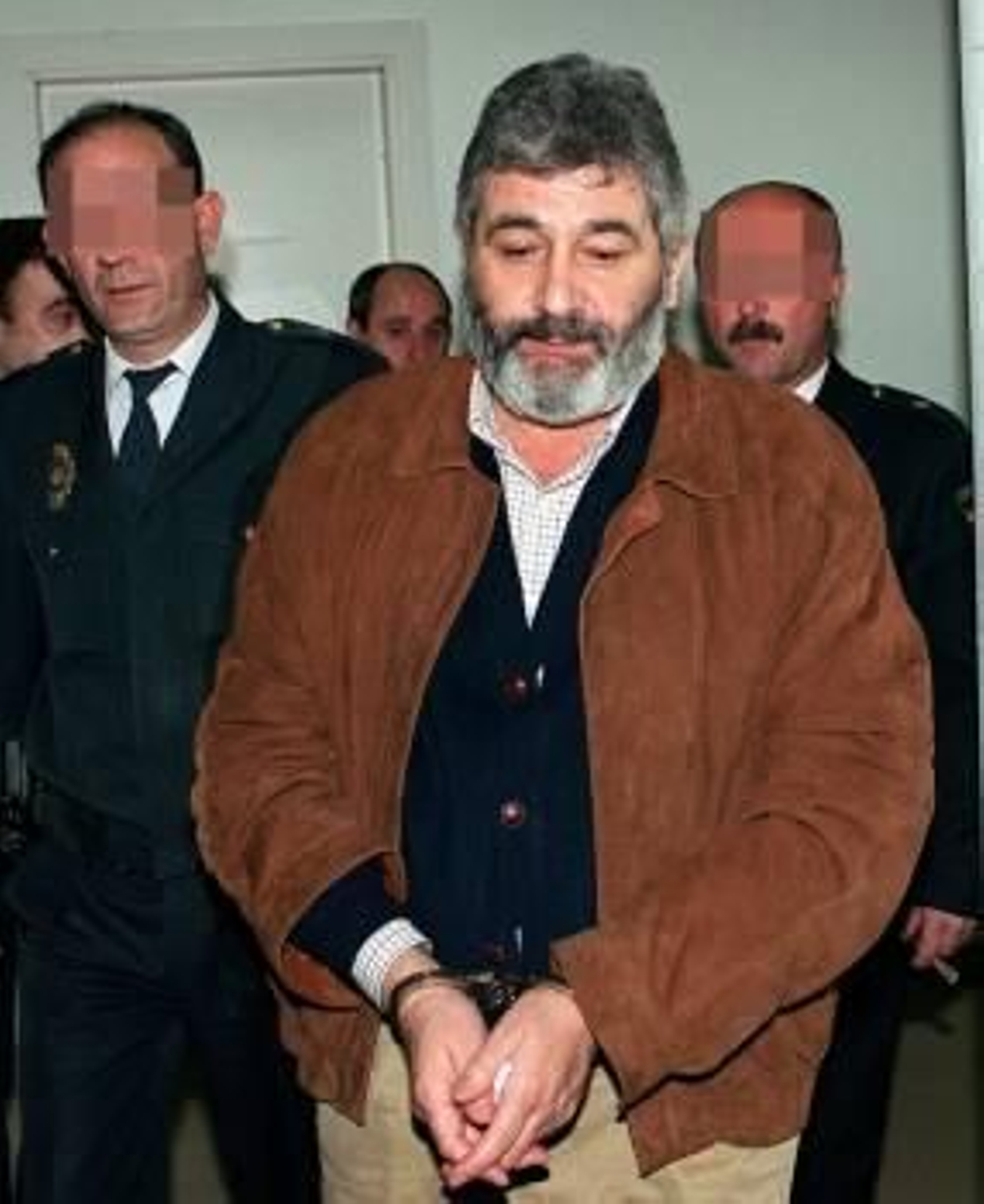 Laureano Oubiña, escoltado por dos agentes policiales, en noviembre de 2000. (Foto: ARCHIVO)