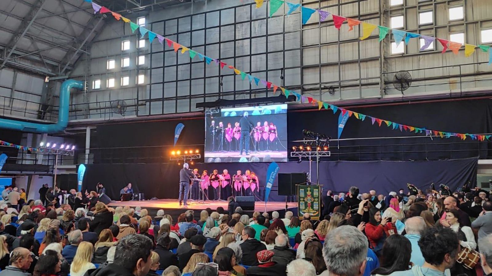 Asistentes al evento durante la actuación del coro