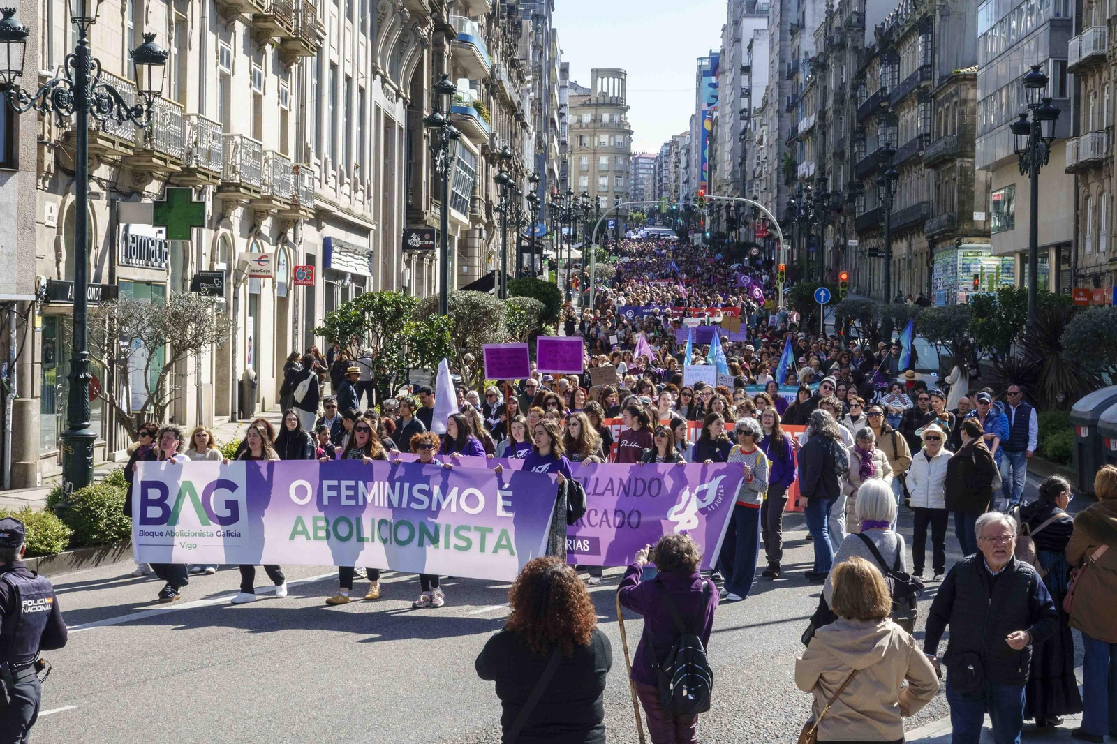 Galería | Las calles de Vigo se pintan de morado por el Día Internacional de la Mujer