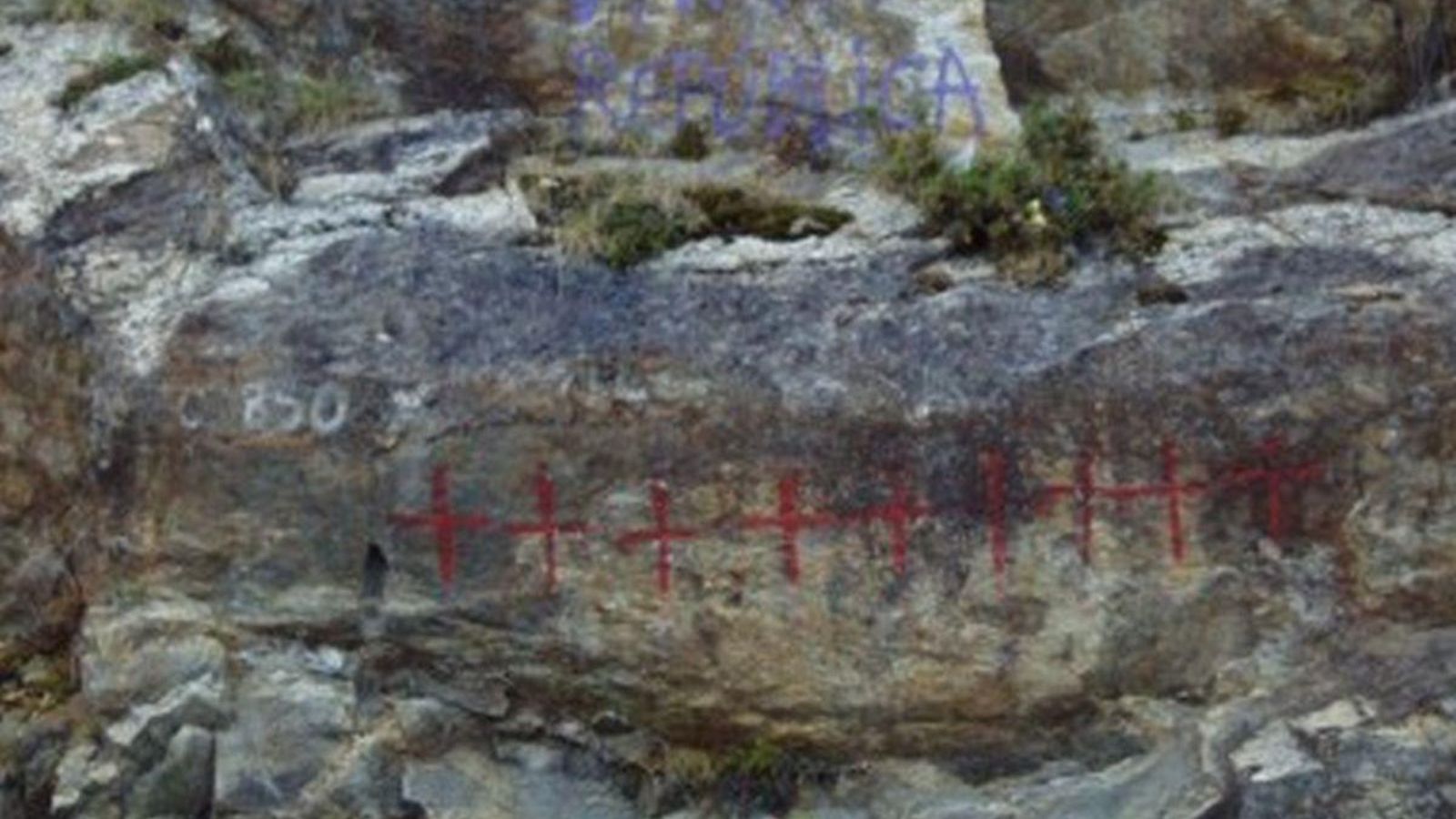 Las nueve cruces, como aparecían en recuerdo de los fusilados.