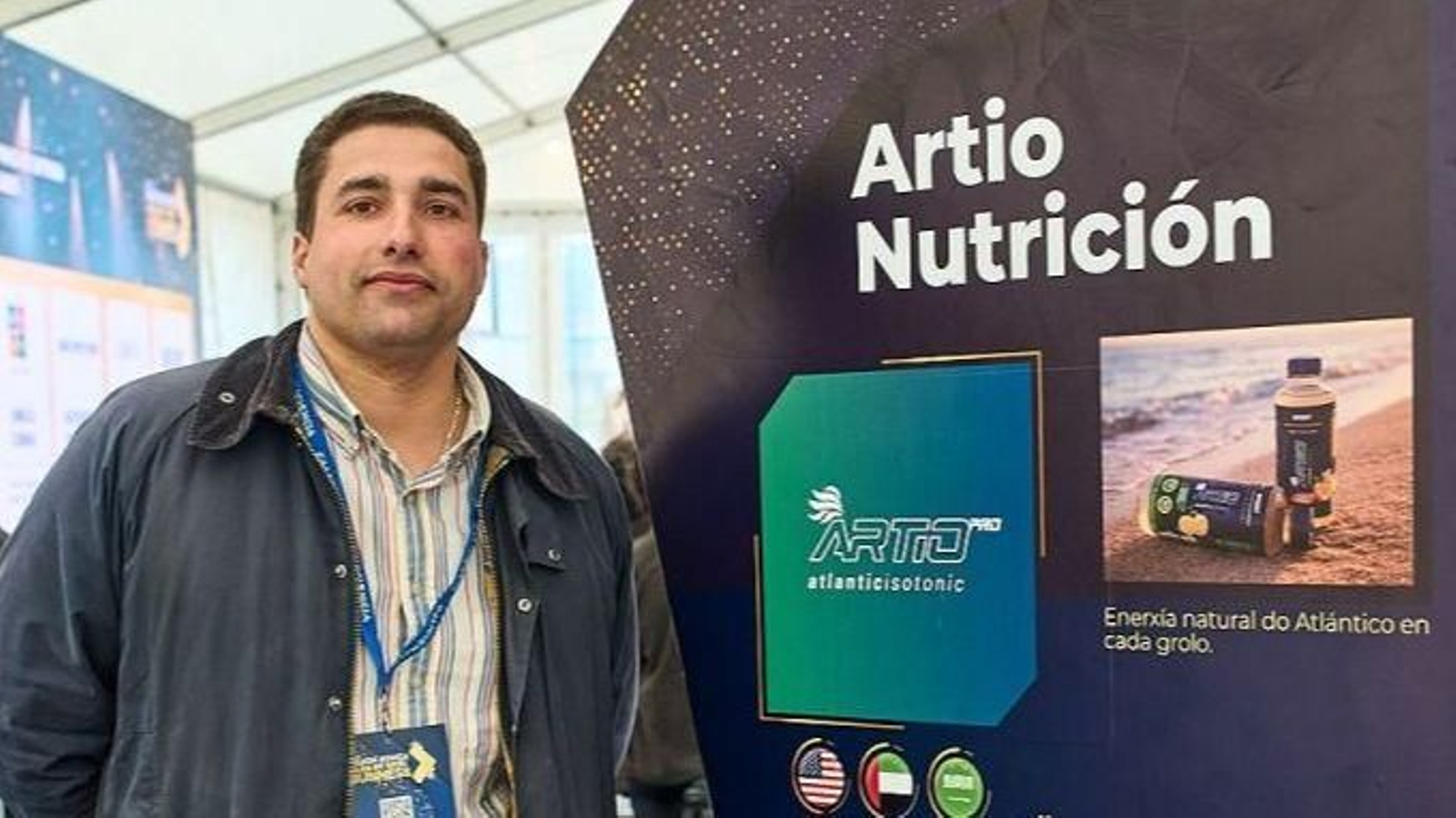 Un representante de Artio Nutrición en una feria con su producto.