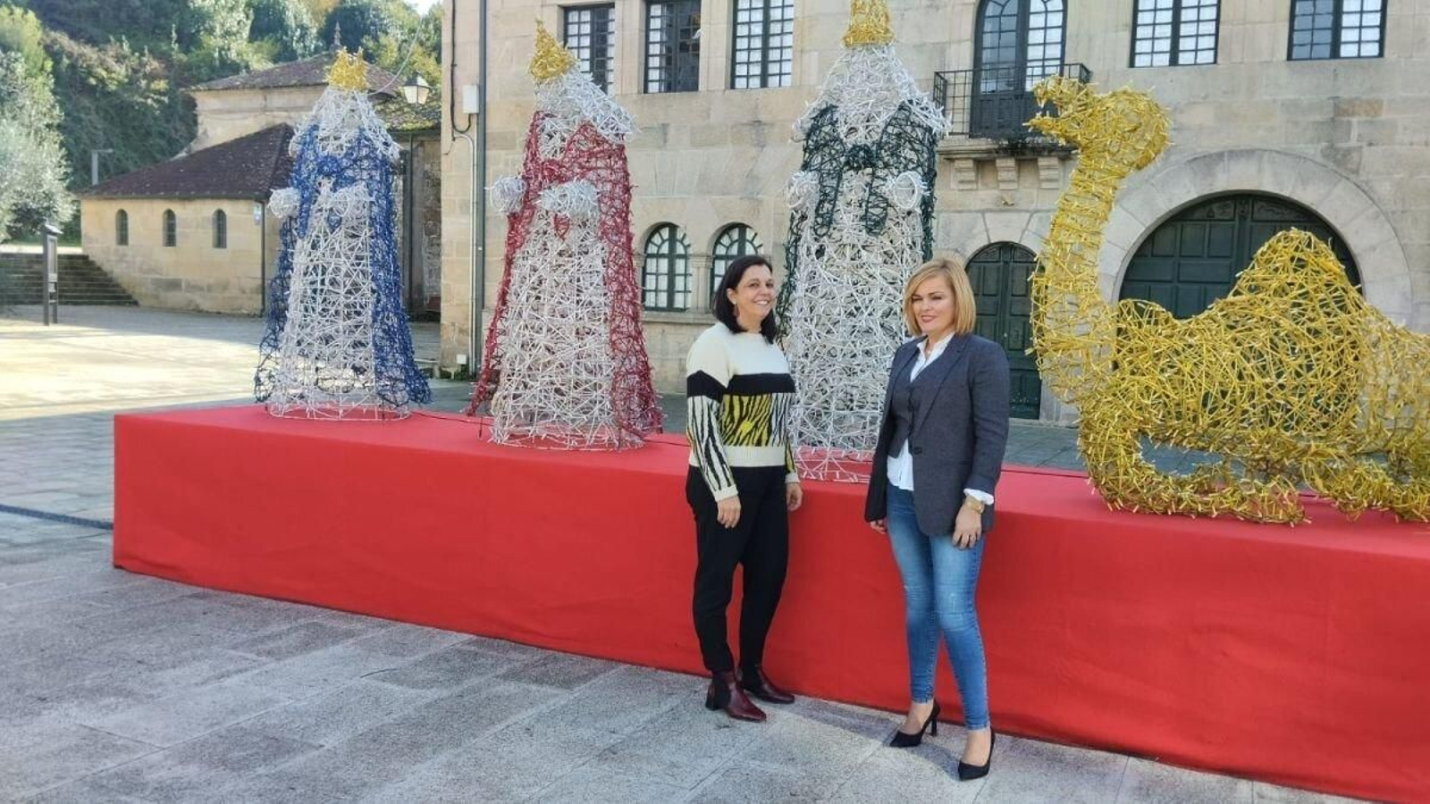 Rita Pérez (izq.) y Digna Rivas (der.) junto a la decoración.