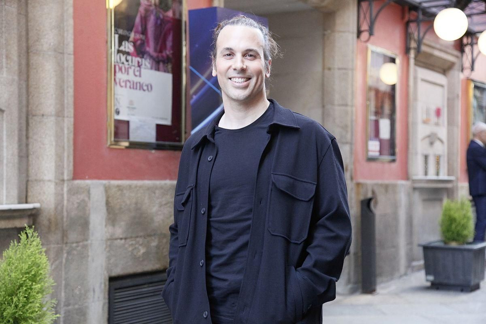 Jesús Prieto, ante el Teatro Principal en el que presentó  la Gala de la Xunta a los méritos deportivos.