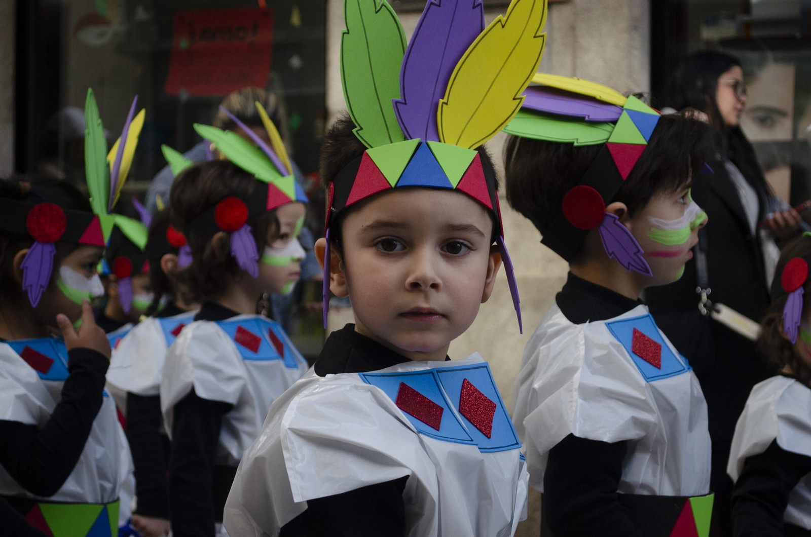 Galería | Las calles de Carballiño se llenan de color con el desfile escolar de Entroido