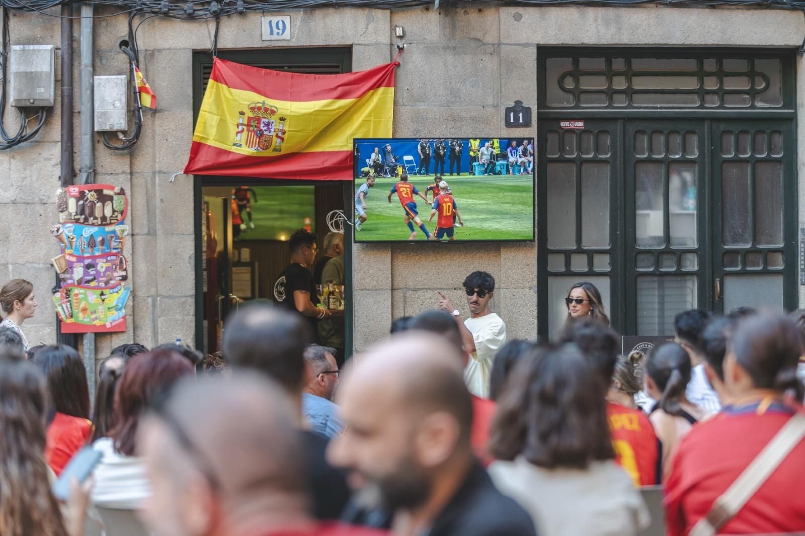Galería | Camisetas, banderas y las calles de Ourense llenas de emoción por ver a España jugar los cuartos de final, en fotos