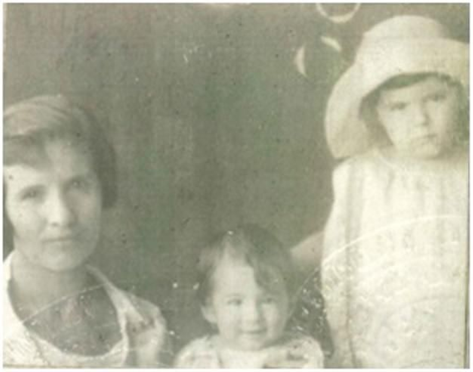 Anuncia Rodríguez  Maceda con dos de sus hijas, Aurelia e Inés  en Cuba sobre 1928