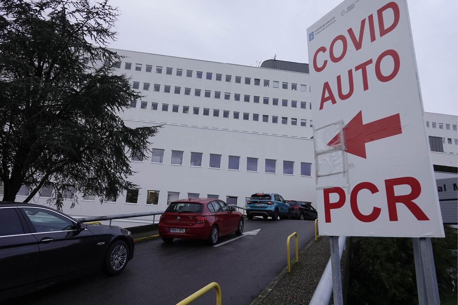 El covid auto del Meixoeiro registra colas diarias.