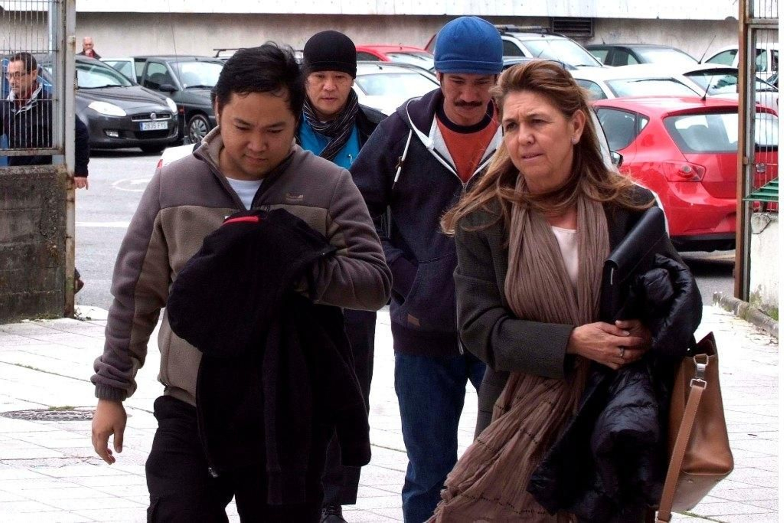 El capitán y tripulantes del "Baltic Breeze", el lunes en el juzgado.