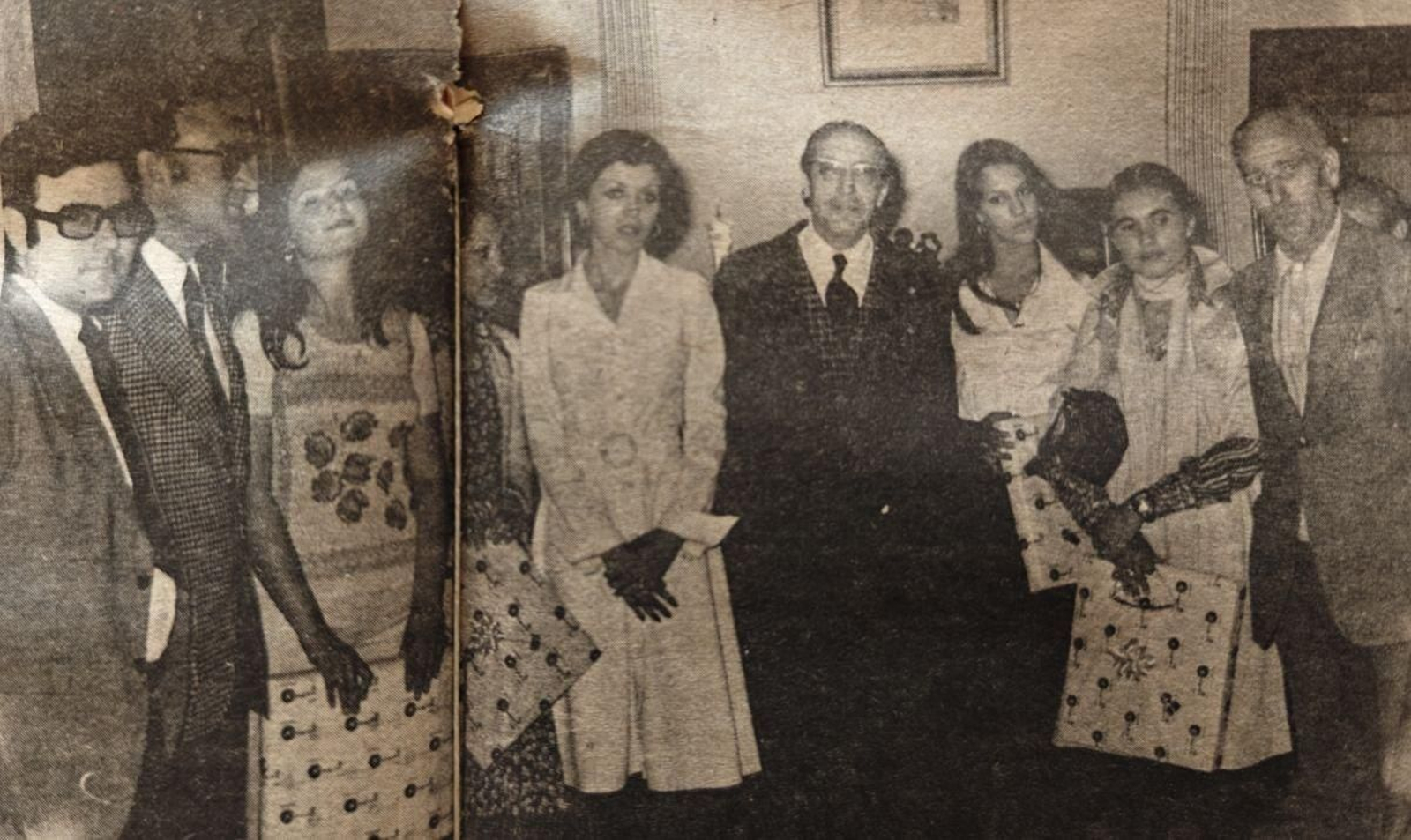 El alcalde de Orense con la reina, sus damas de honor y la Comisión.