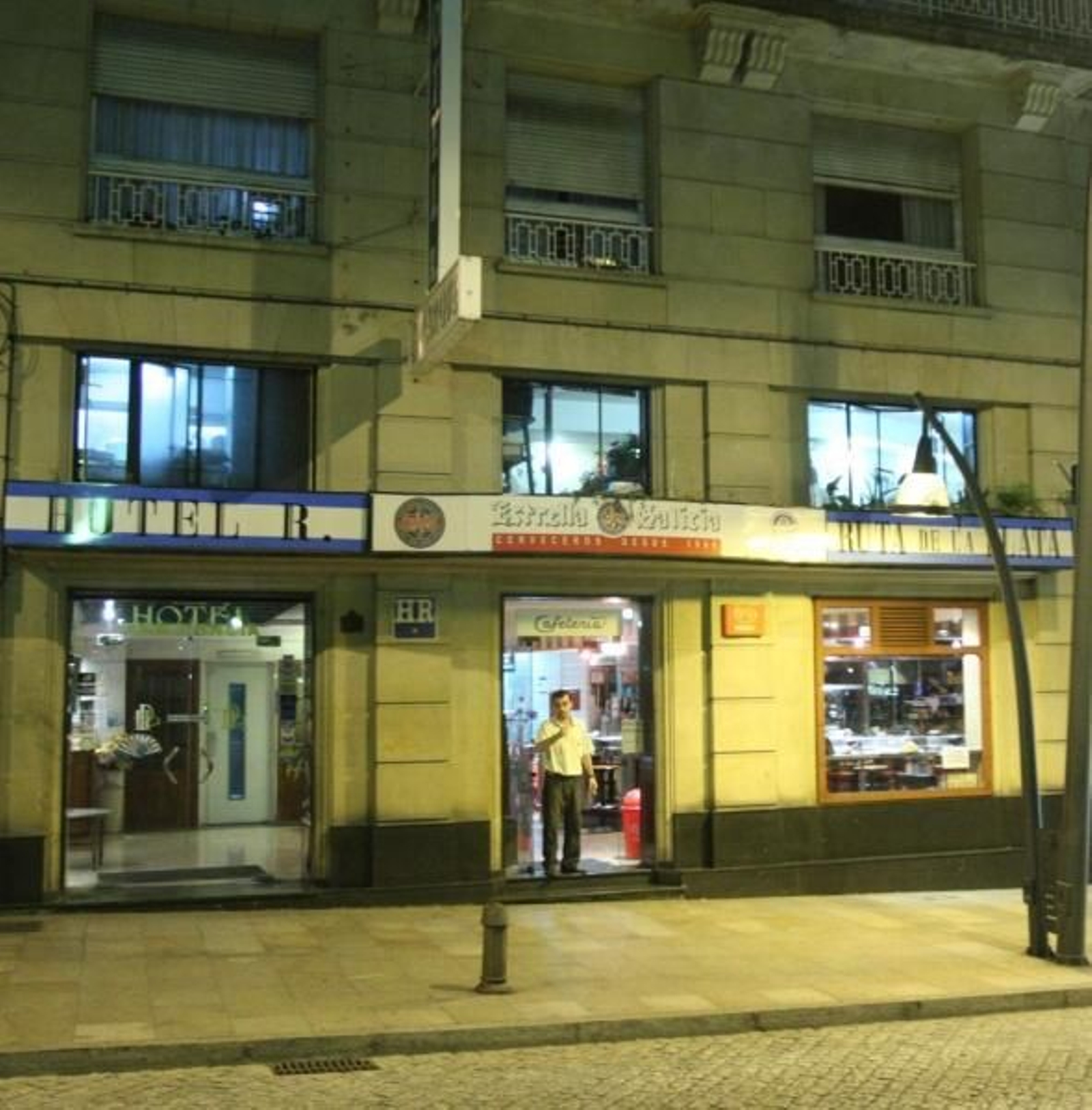 Fachada del Hotel Parque, en San Lázaro, y la cafetería ahora llamada Ruta de la Plata. Abrió sus puertas en 1955. (Foto: Xesús Fariñas)