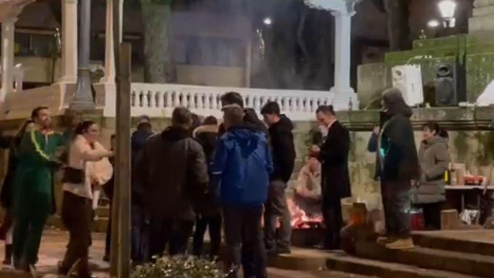 Vecinos celebran con los manifestantes la noche de Fin de Año.