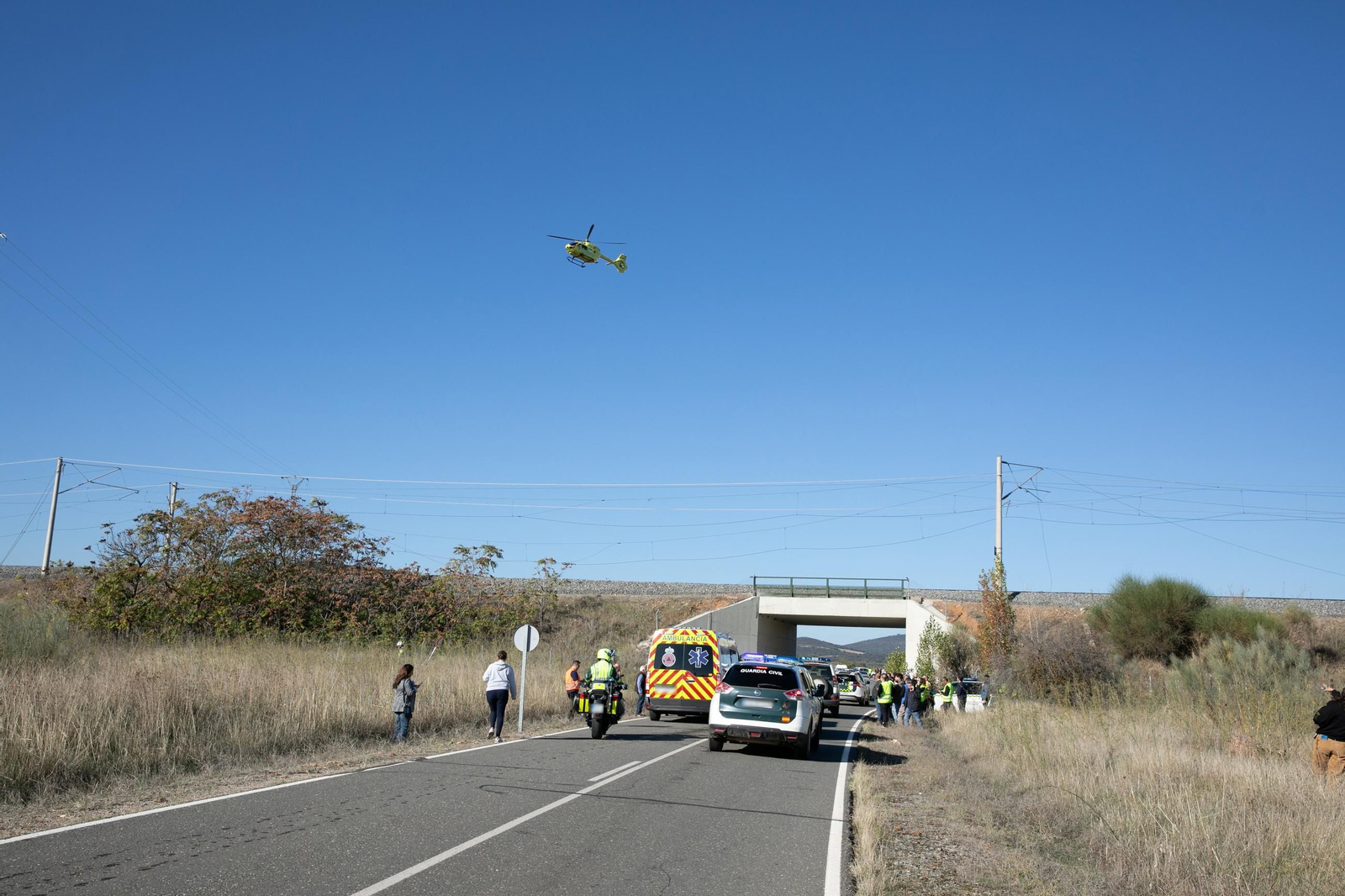 En el lugar están trabajando bomberos de los parques de Alcázar de San Juan y Orgaz, Protección Civil de varios pueblos de los alrededores, tres helicópteros sanitarios y dos UVI.