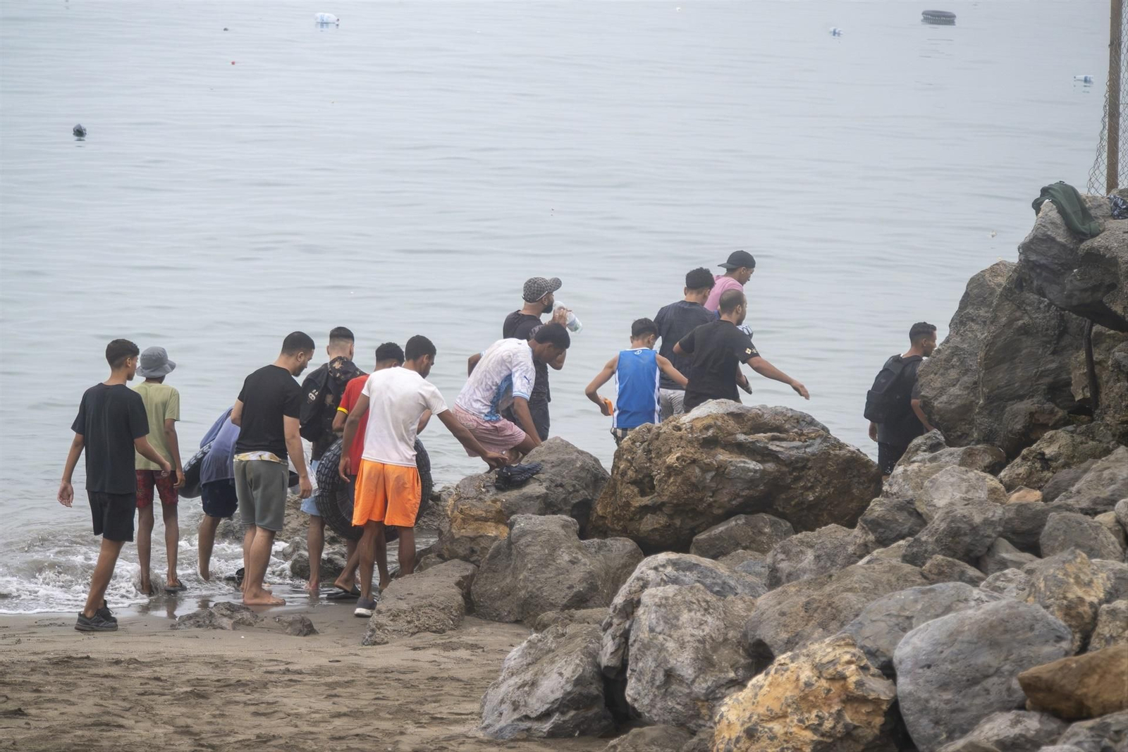 Galería | Miles de marroquíes cruzan a Ceuta en el segundo día de la crisis migratoria, en fotos