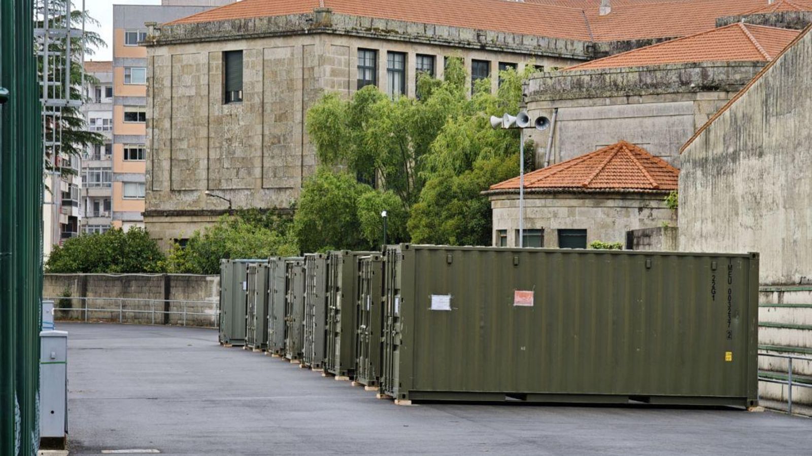 El entorno del pabellón de As Travesas ya comienza a ser utilizado por algunos militares llegados a Vigo esta semana. De momento, señalan que solo están realizando labores de montaje y logística en el pabellón para albergar allí espacios como la armería o camas improvisadas para su descanso