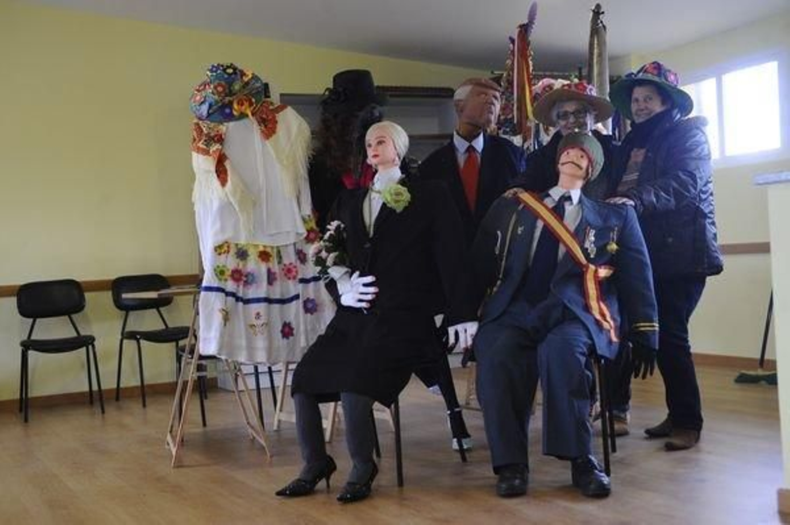 Los muñecos del Mazaruco y la Mazaruca con miembros de la Asociación Amencer.