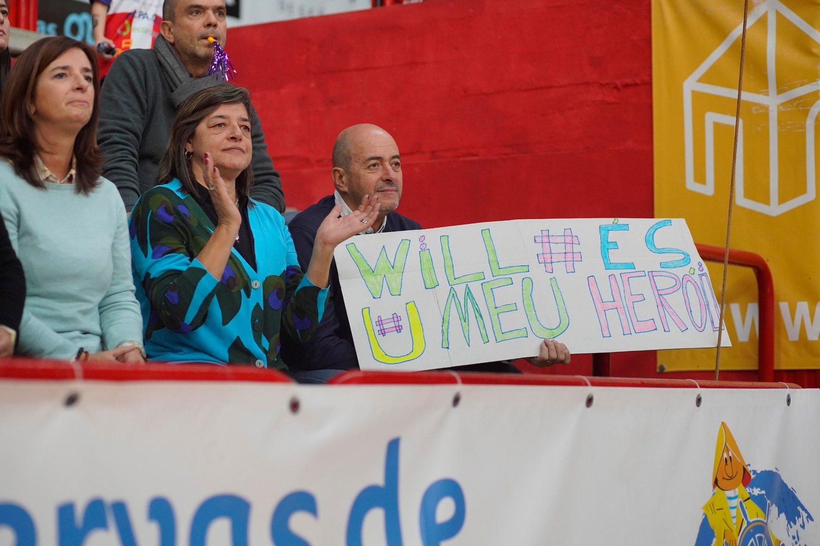 Pancarta en la grada del derbi gallego.