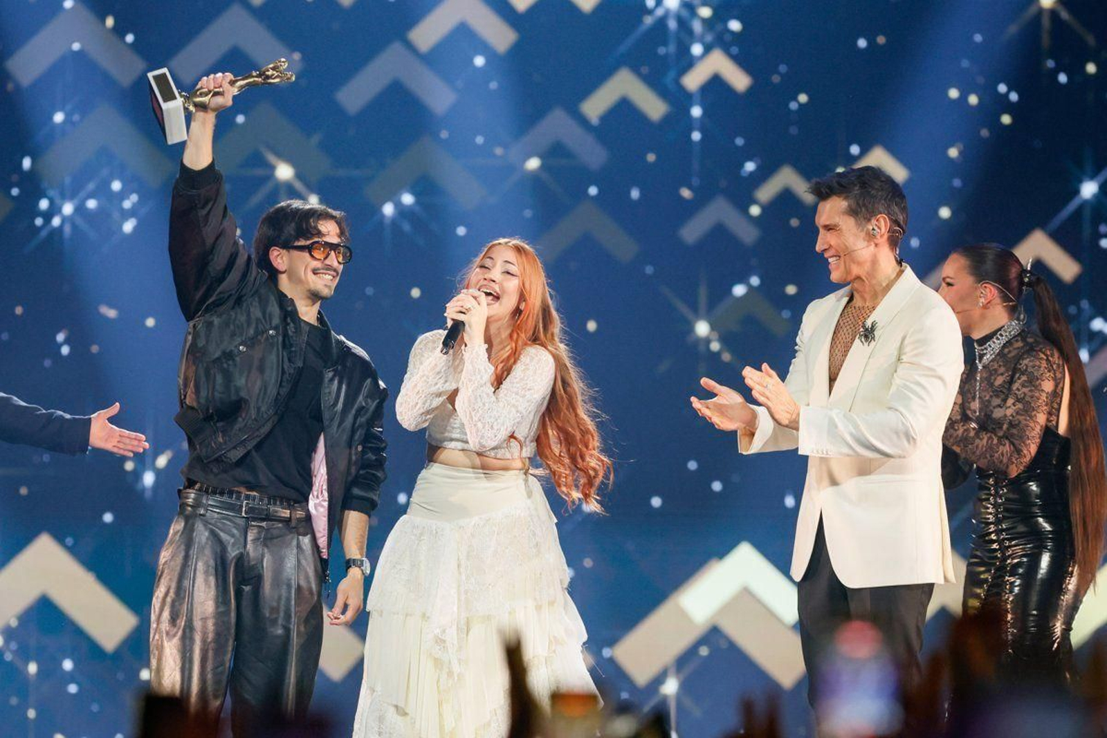 Tony Grox & Lucycalys levantan el trofeo de campeones del Benidorm Fest 2026, ante Jesús Vázquez.