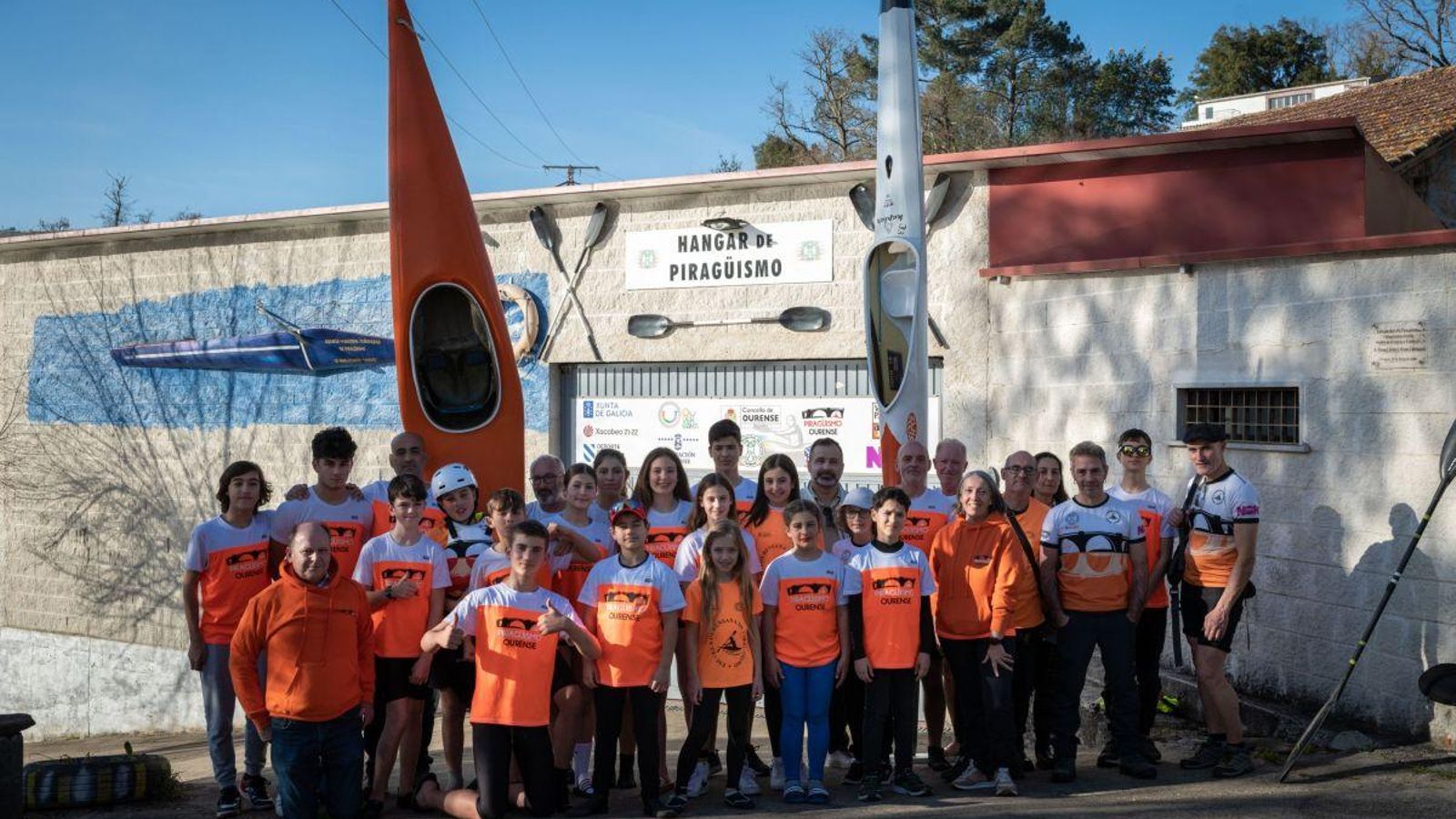 Uno de los grupos de entrenamiento del Piragüismo Ourense, antes de ponerse a palear en Velle.