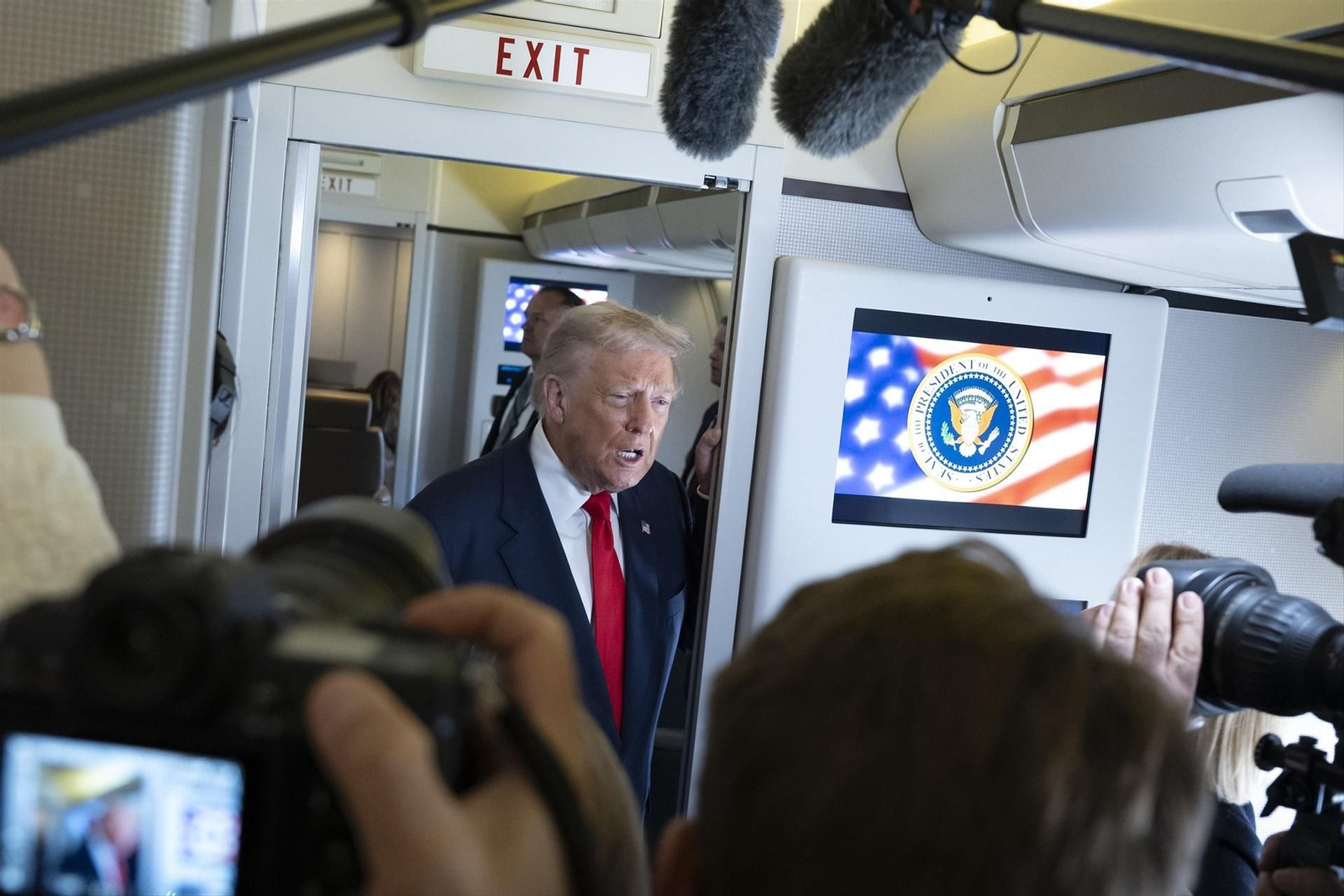 Trump hablando con la prensa a bordo del Air Force One