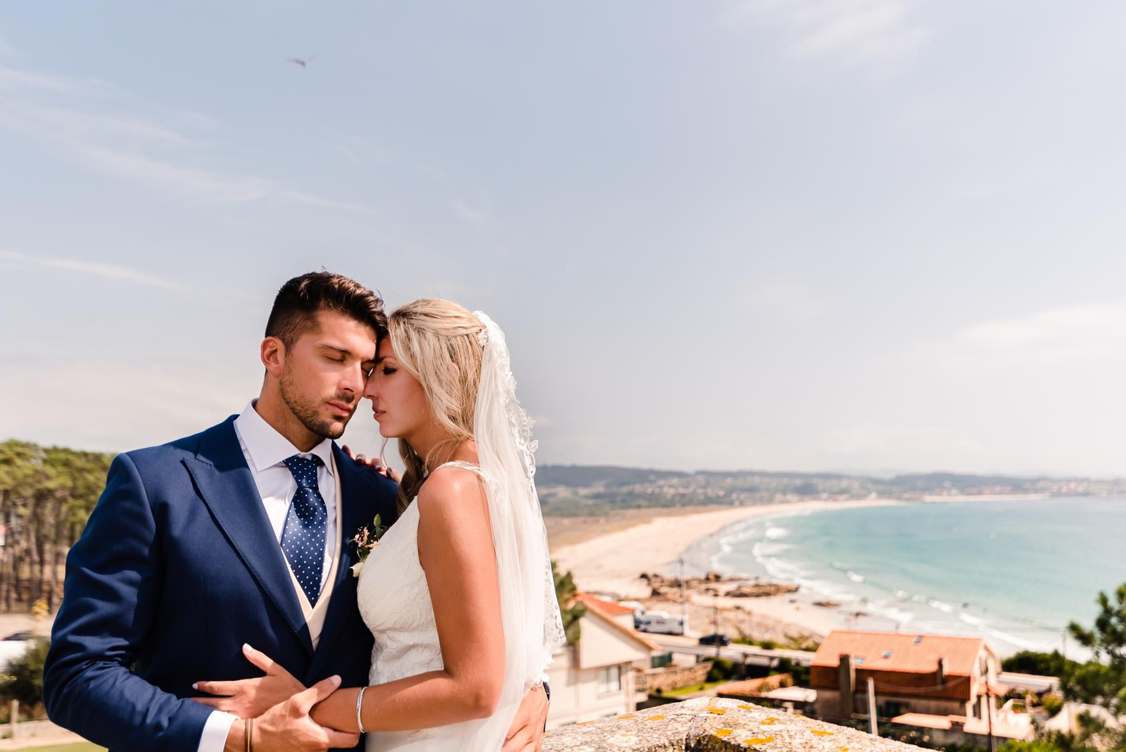 Critian toro y Susana Álvarez ante la playa de A Lanzada. NATALIA NGESTUDIO FOTOGRAFÍA
