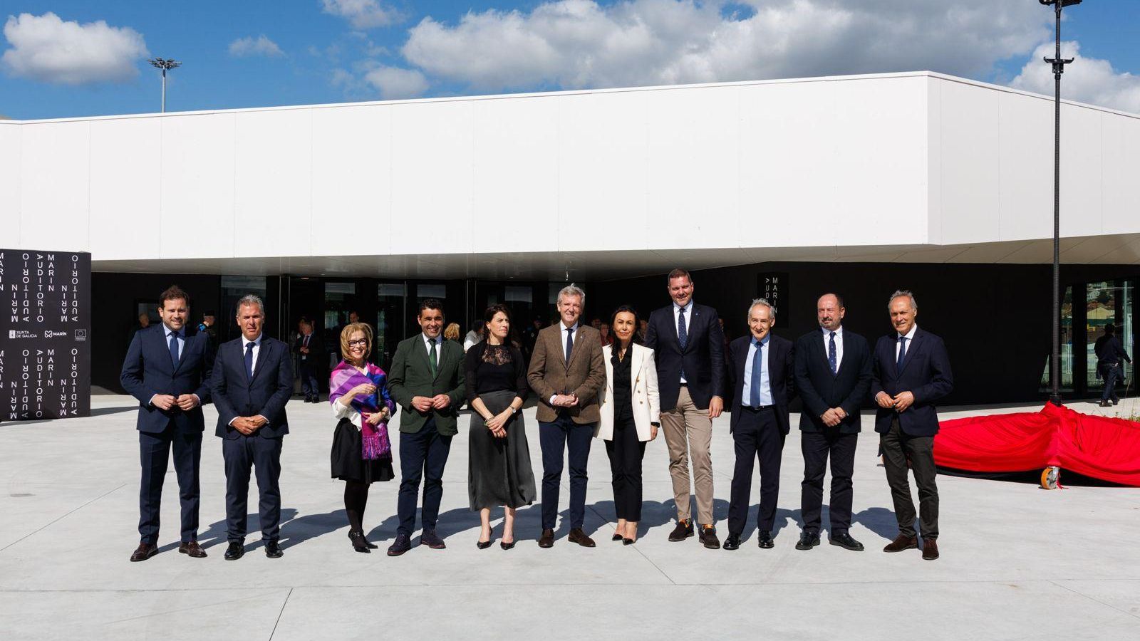 Los representantes políticos de todas las administraciones frente a la fachada del auditorio.
