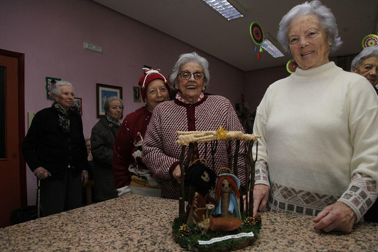 Las usuarias de la residencia Alameda posan con la postal que realizaron.