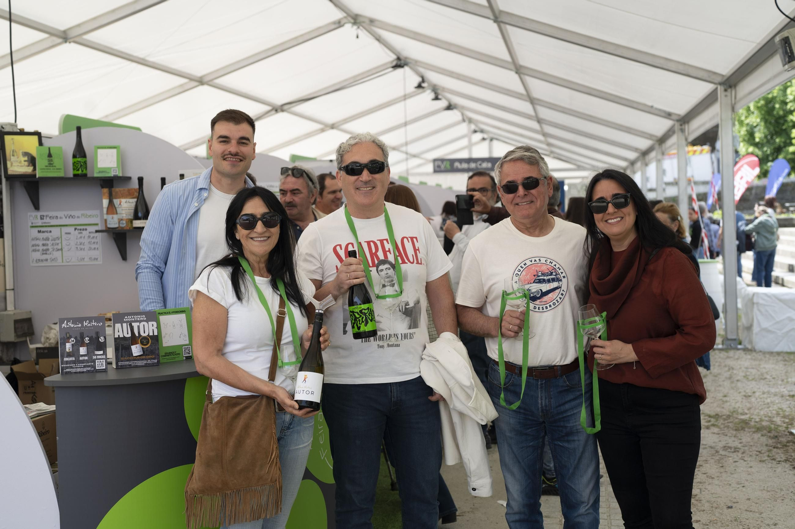 Ambiente festivo, brindis y degustaciones en el recinto de la Alameda de Ribadavia durante la celebración de la 63ª Feira do Viño do Ribeiro