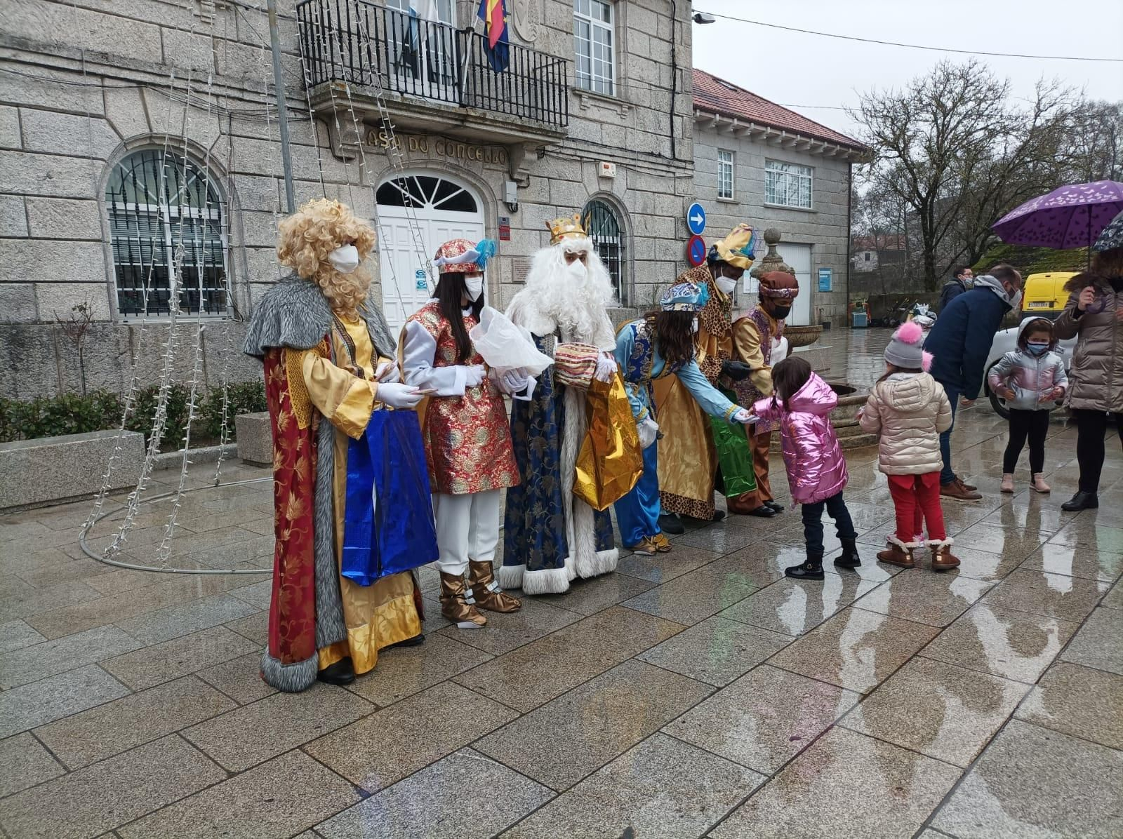 O IRIXO. Los Reyes Magos hicieron parada en O Irixo visitando a los mayores residentes en el geriátrico y fueron recibidos por los niños y niñas de la localidad.