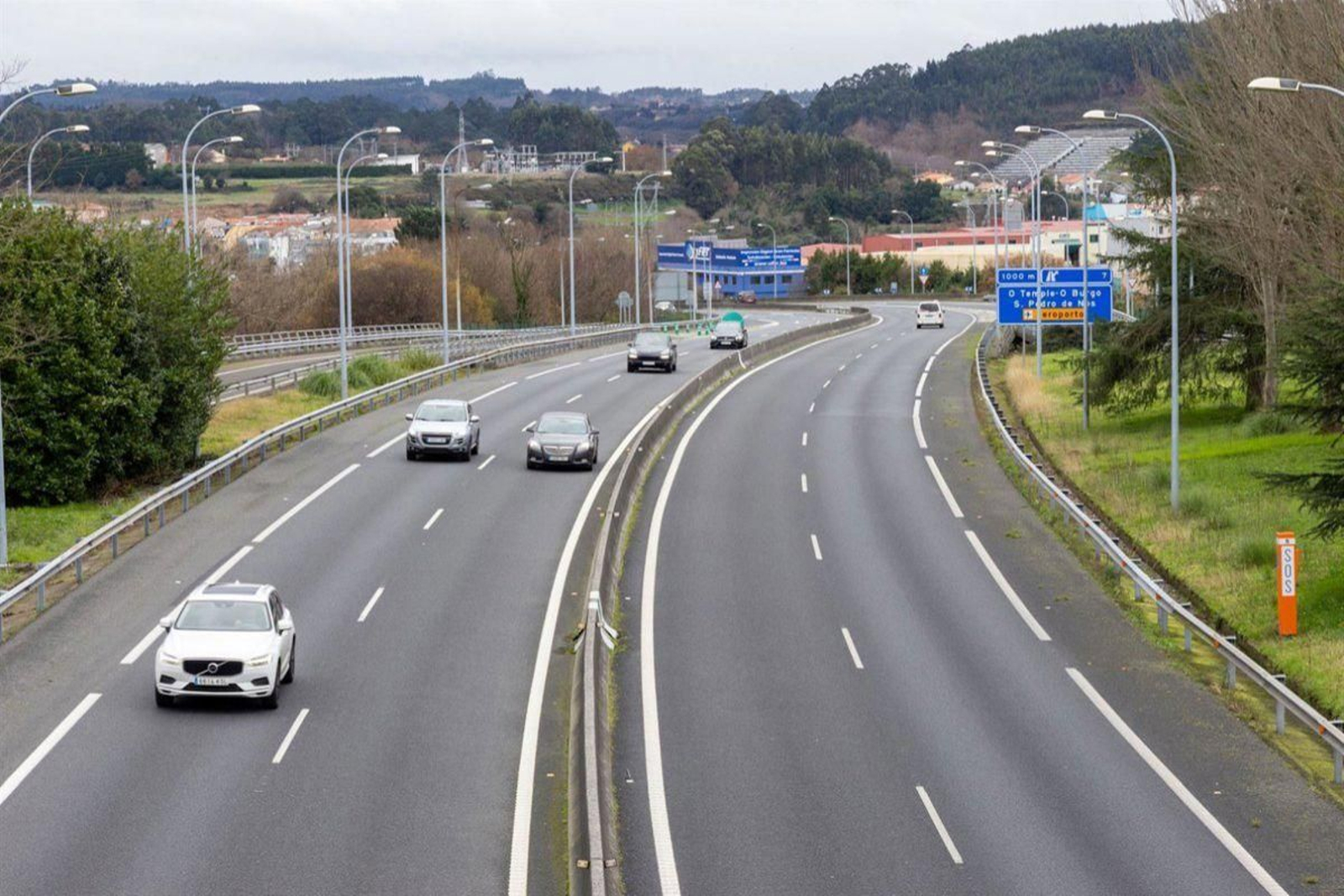 Vehículos circulando por un tramo de la AP-9.