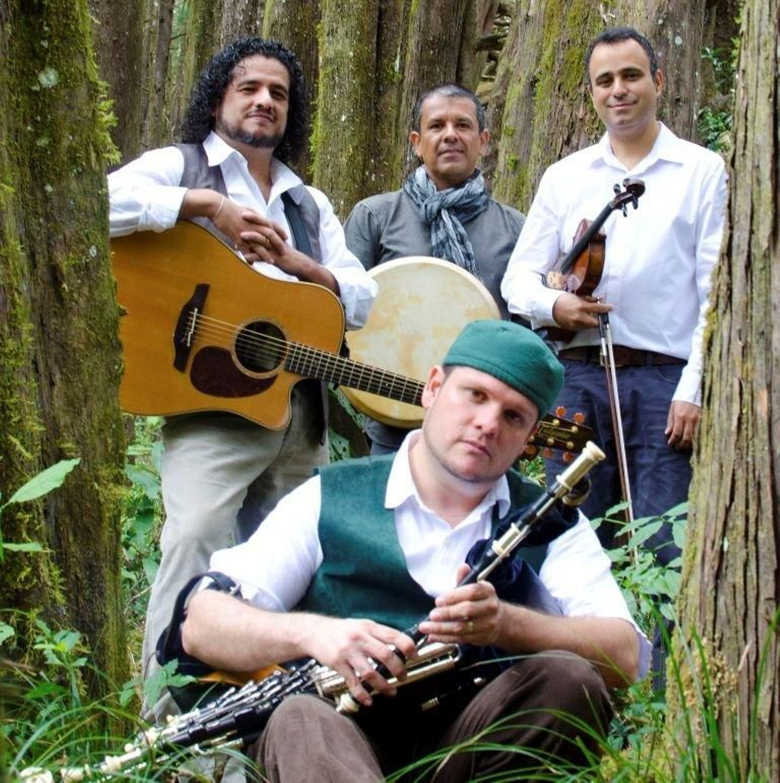 Los vigueses Paracetamol,el moañés  Anxo Lorenzo y los costariqueños Peregrino Gris actuarán en el programa de noche de la Festa da Cultura.