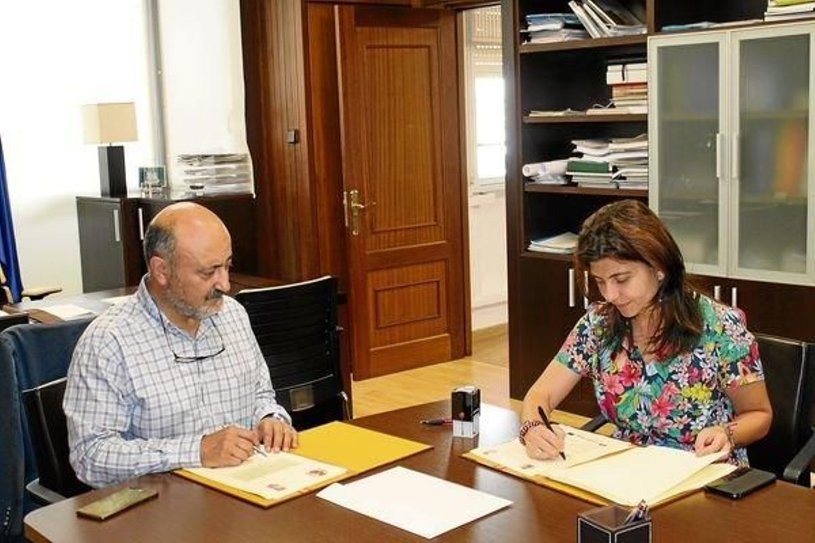 José Antonio Quiroga y Mari Carmen Yáñez, durante la firma del convenio.