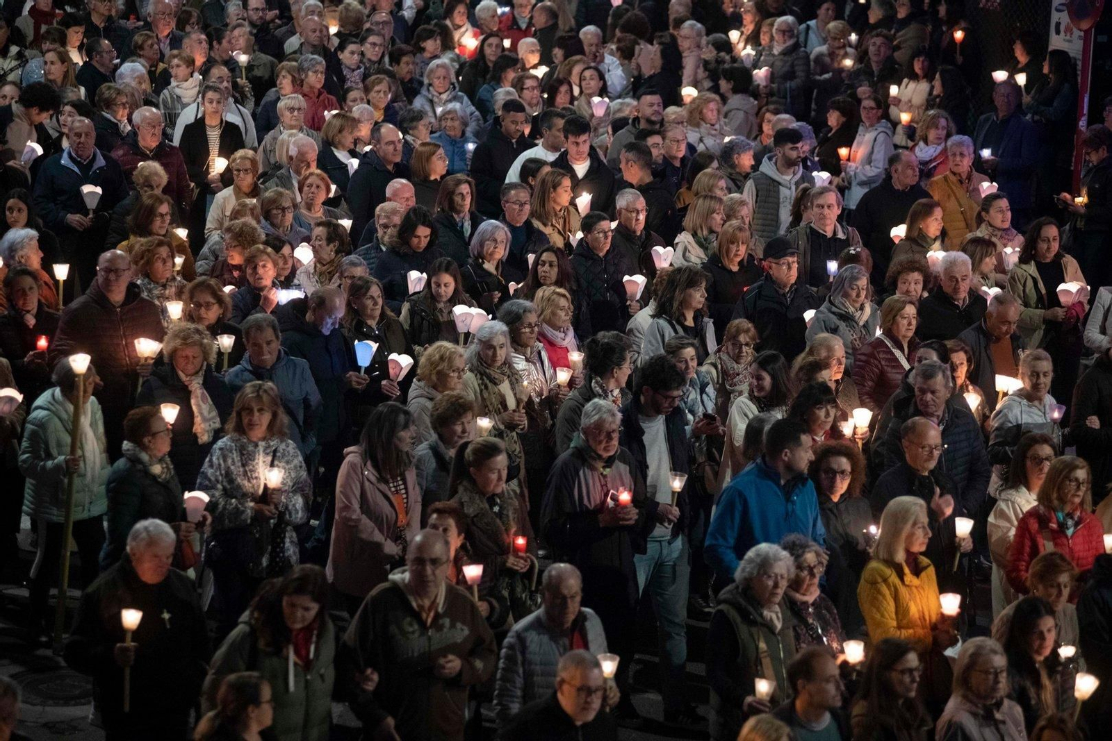La Virgen de Fátima, arropada por los ourensanos en su procesión.